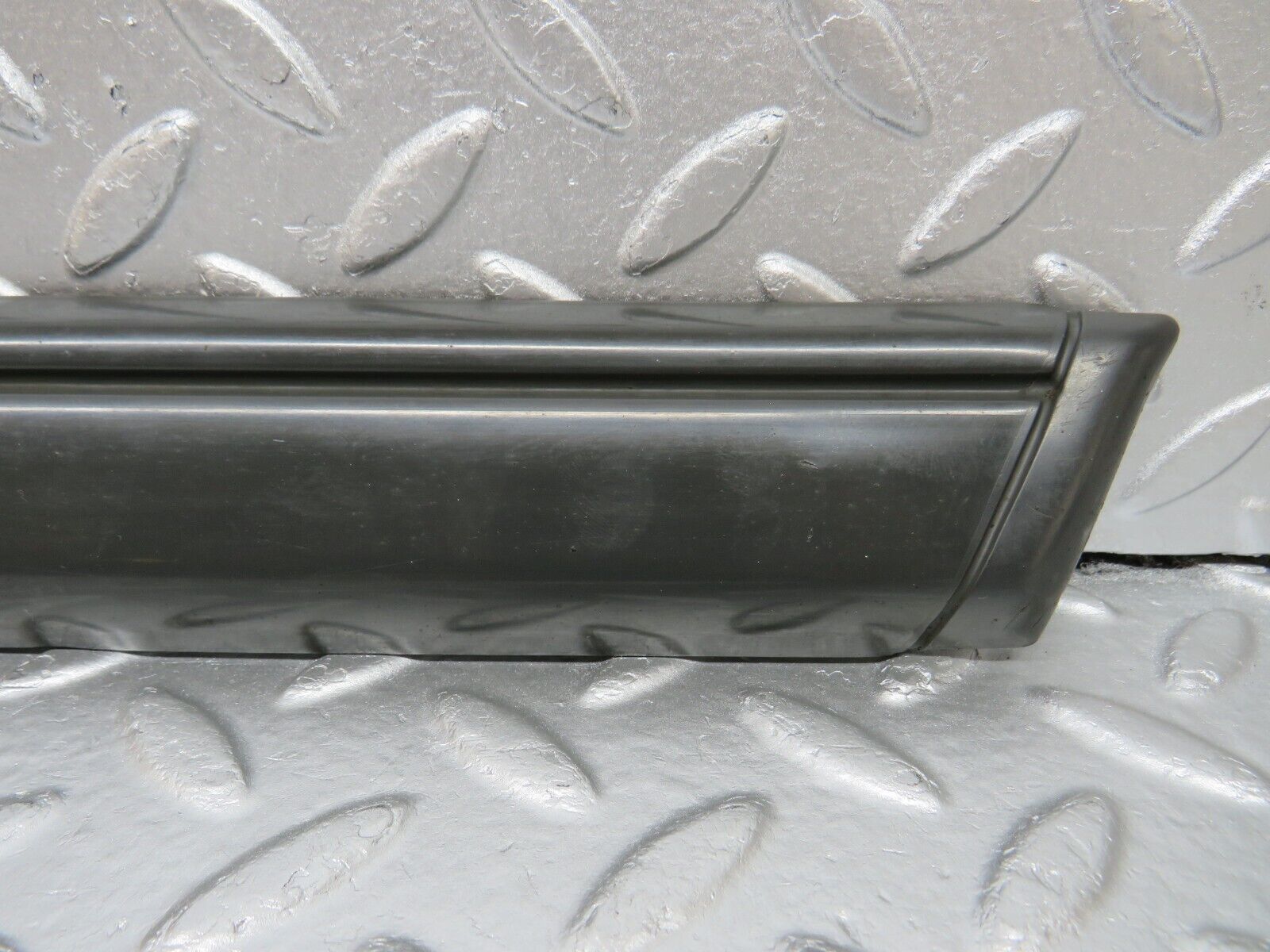 33996 Mercedes-Benz W124 260E Front Right Fender Wing Centre Moulding Trim