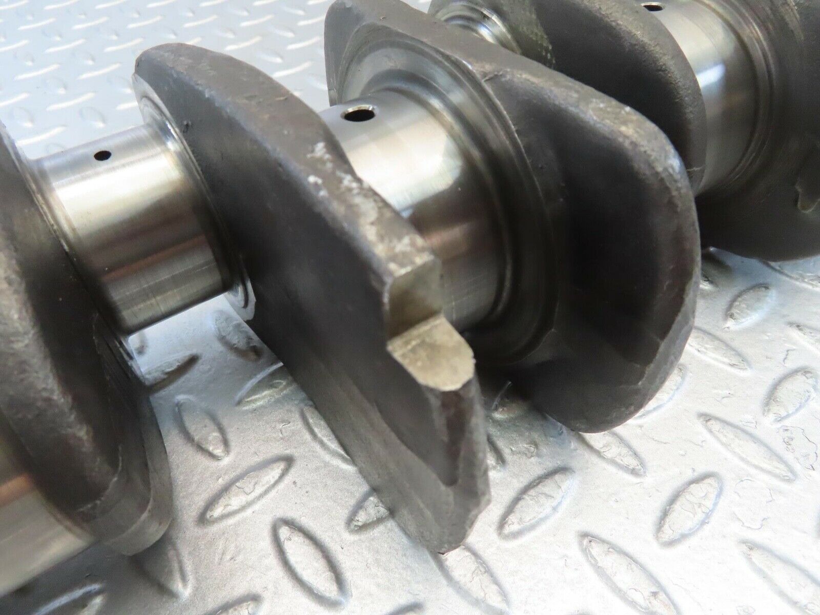 10999 Mercedes-Benz W115 220D Crankshaft OM615