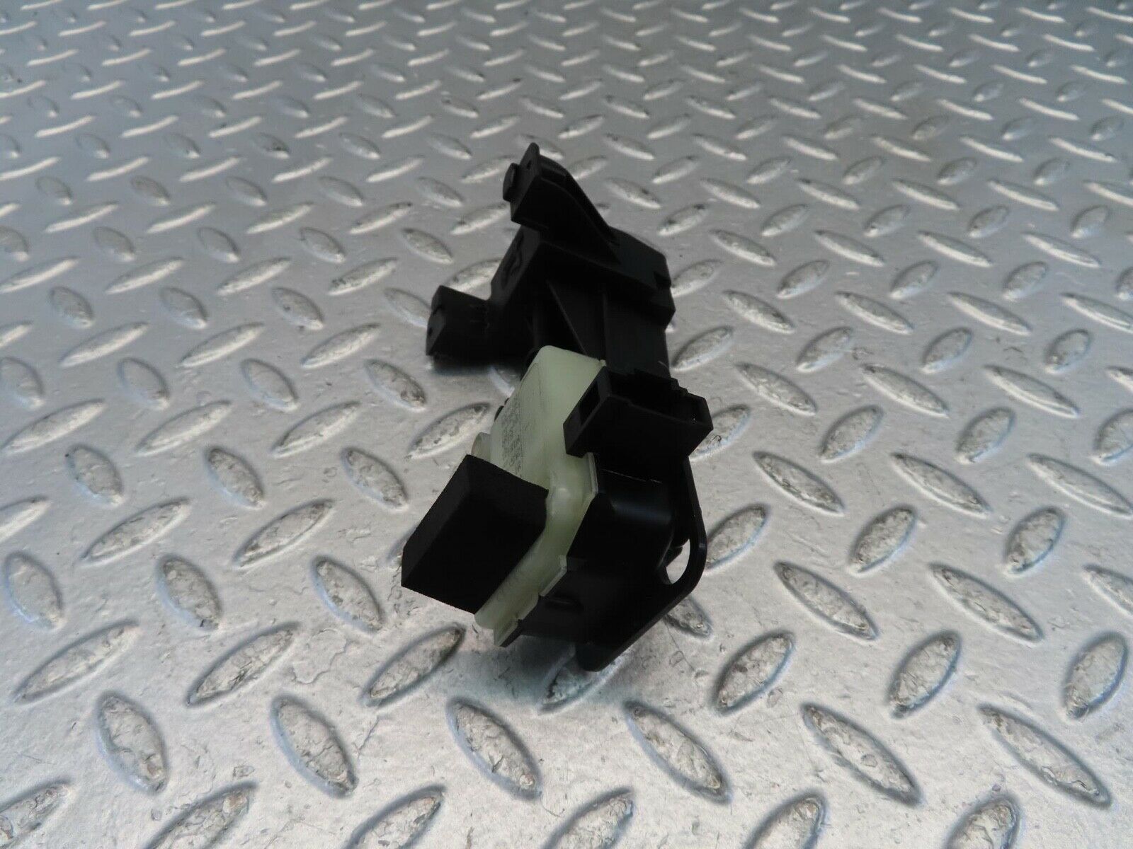 11217 Mercedes-Benz W221 S320 Fuel Tank Flap Cap Lock 2518200197