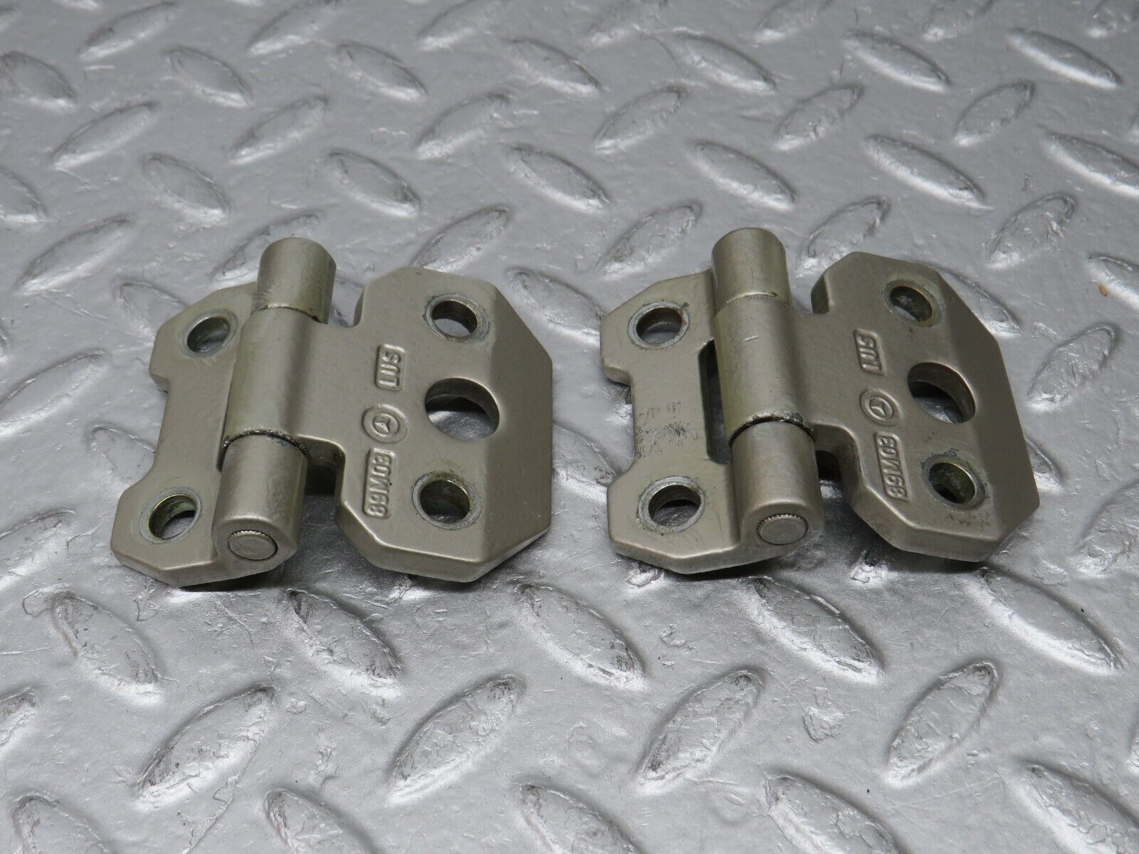 36615 Mercedes-Benz W201 190E 2.0L Door Hinge Right Side