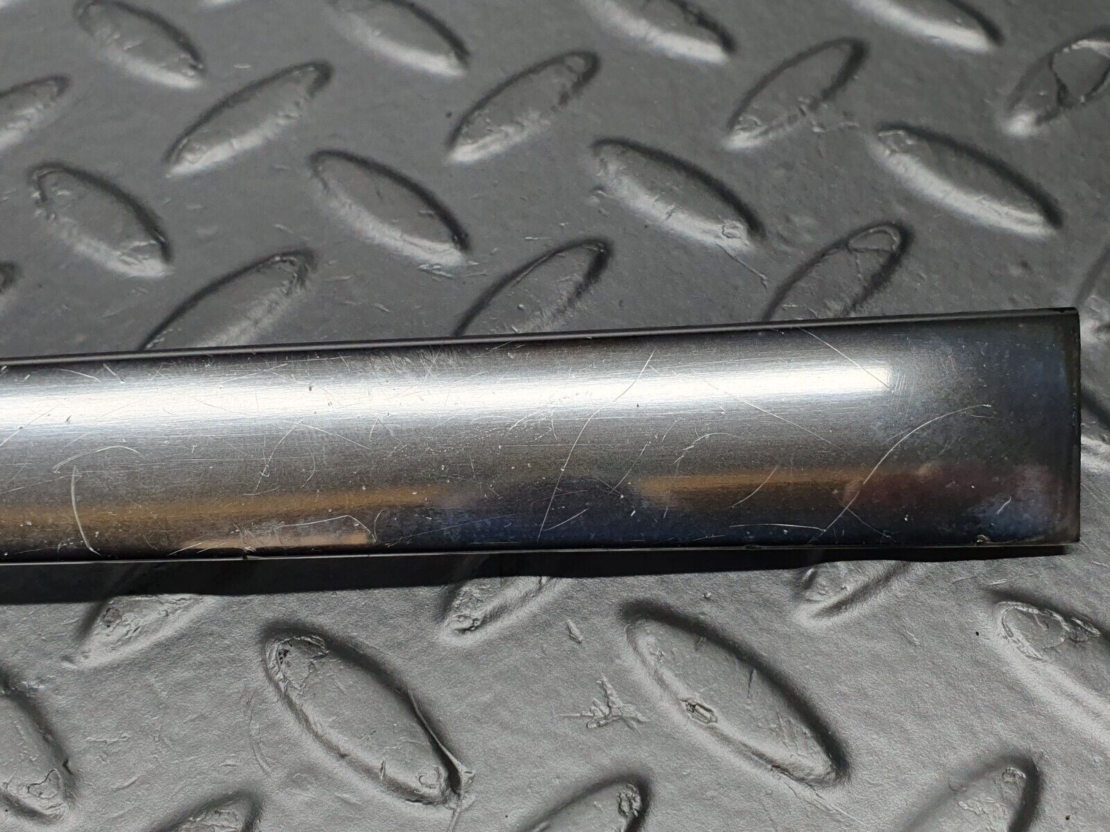 40776 Mercedes-Benz W123 300D Front Right Door Window Chrome Frame