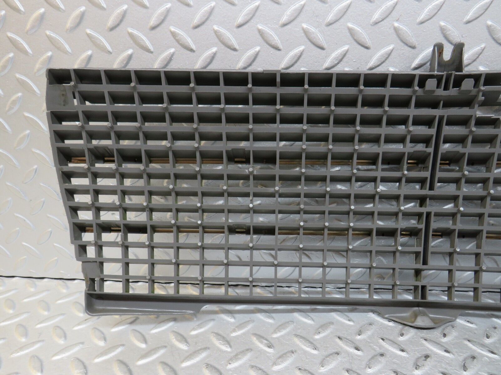 36501 Mercedes-Benz W201 190E 2.0L Bonnet Grill 2018880223