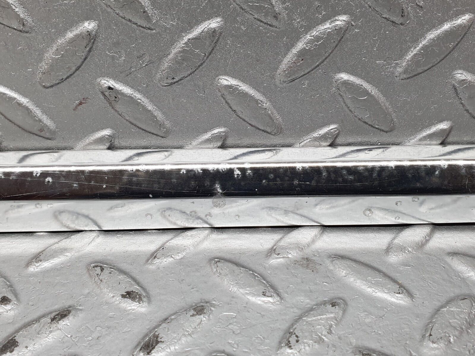 41190 Mercedes-Benz W126 300SE Front Left Door Chrome Moulding Trim