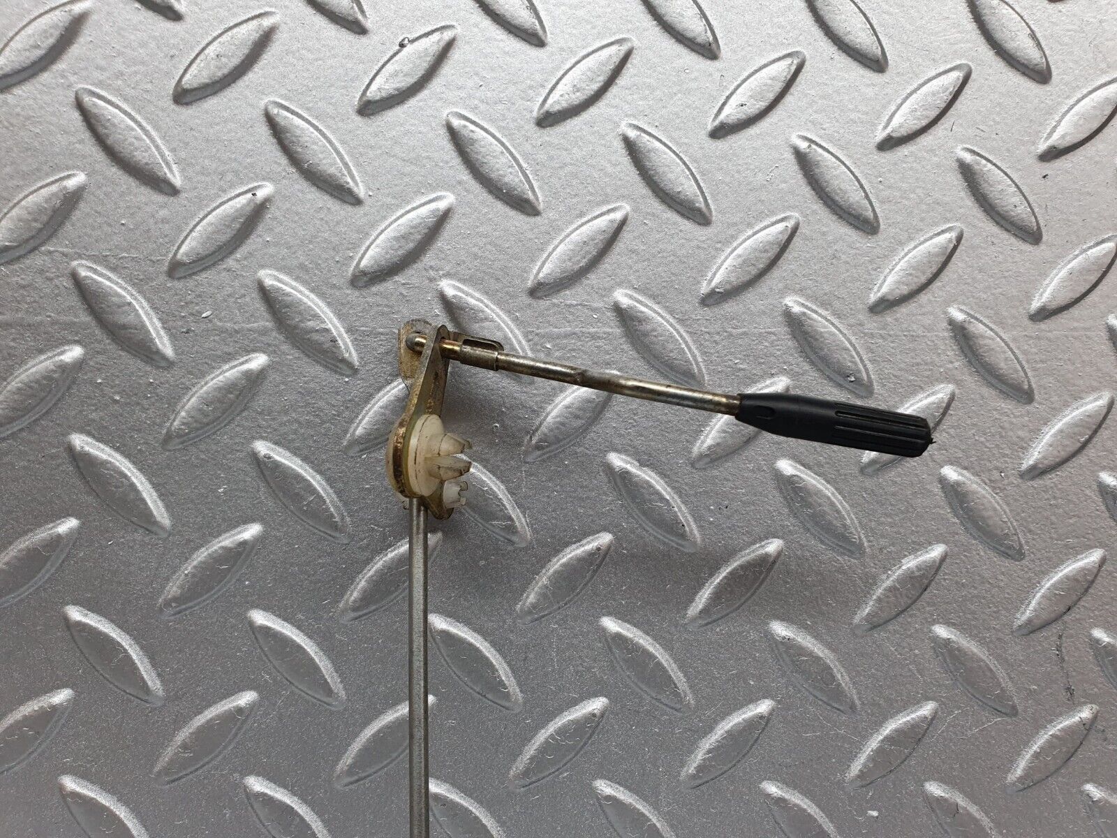 41080 Mercedes-Benz W126 300SE Rear Right Door Lock Vacuum Actuator & Knob