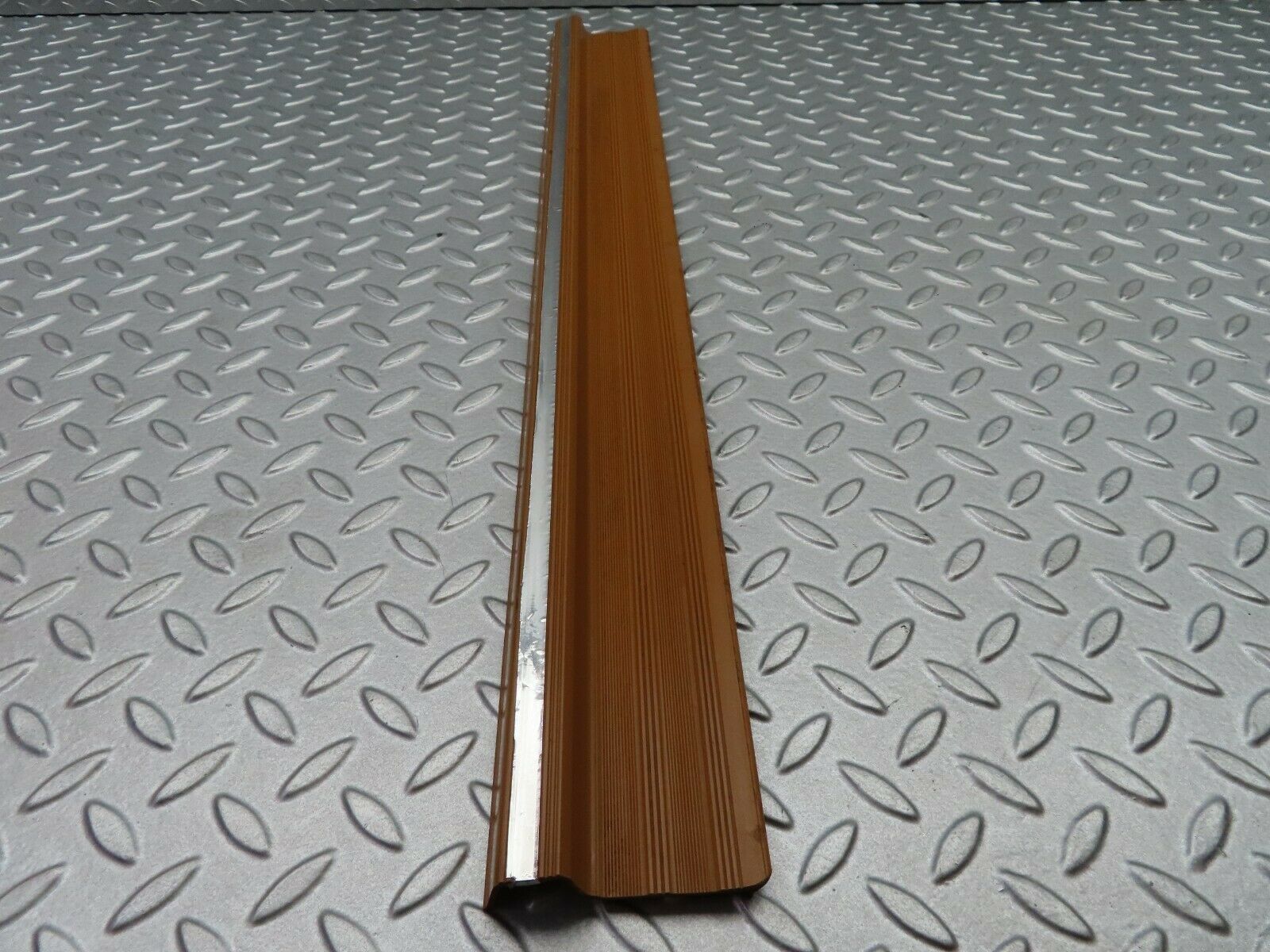 5665 Mercedes-Benz W123 200 Front Right Door Sill