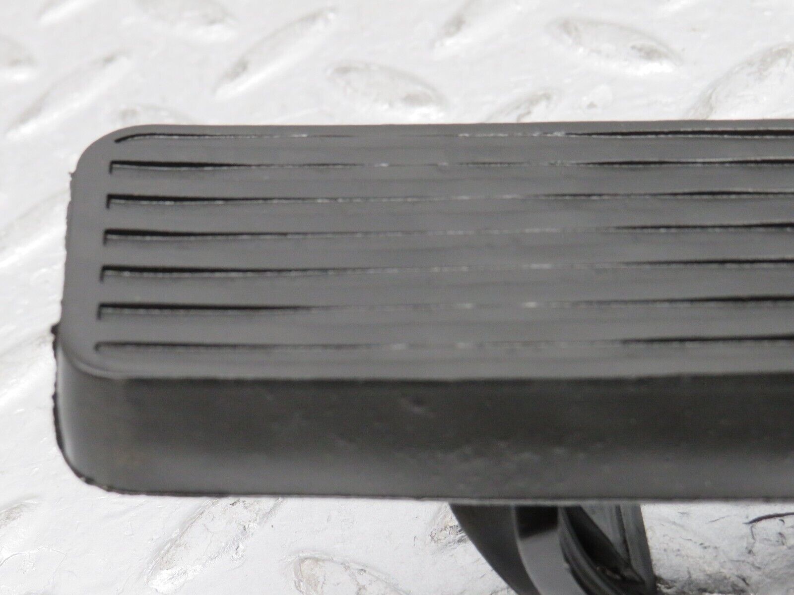 37940 Mercedes-Benz A124 320E Cabriolet Accelerator Pedal With Rubber 1263000504 1233010082