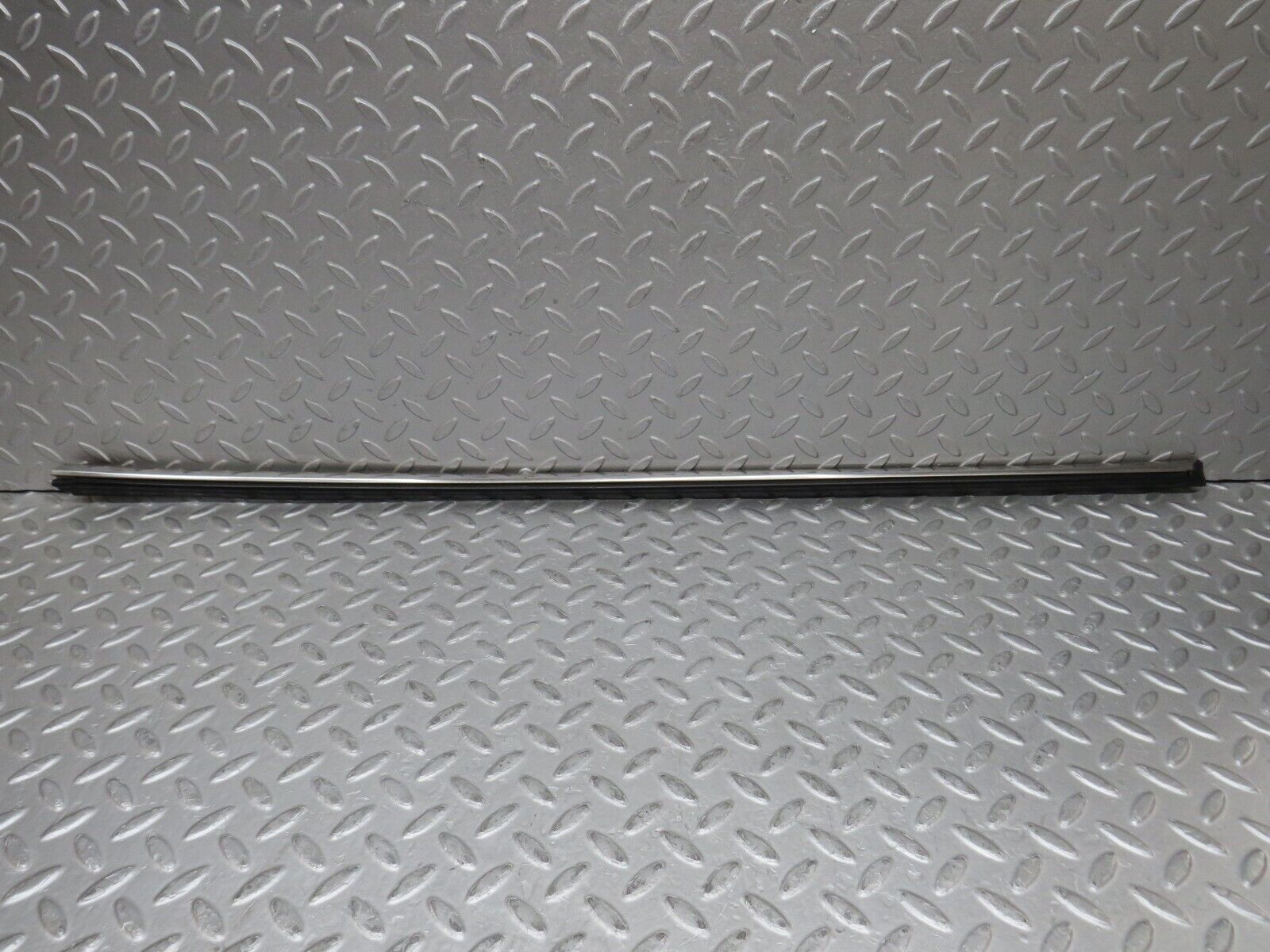 37309 Mercedes-Benz W109 300SEL Front Right Door Centre Moulding Trim