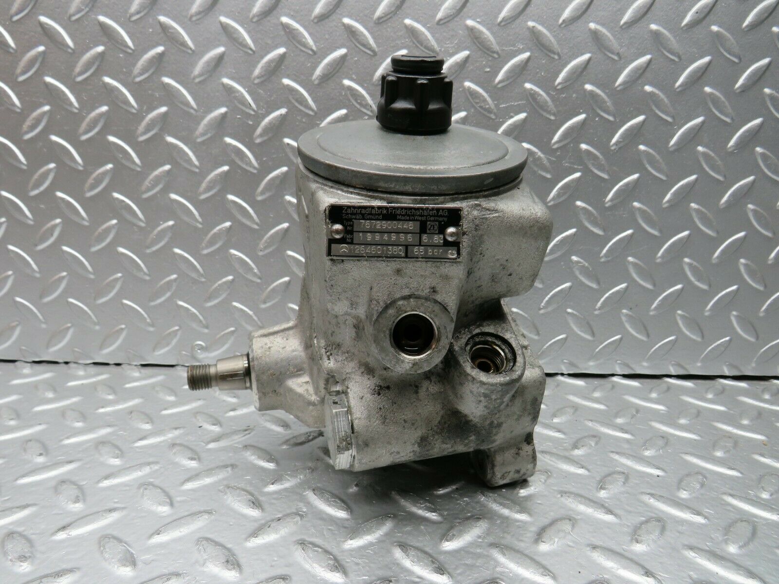 24116 Mercedes-Benz W123 280E Power Steering Pump 7672900448 1264601380