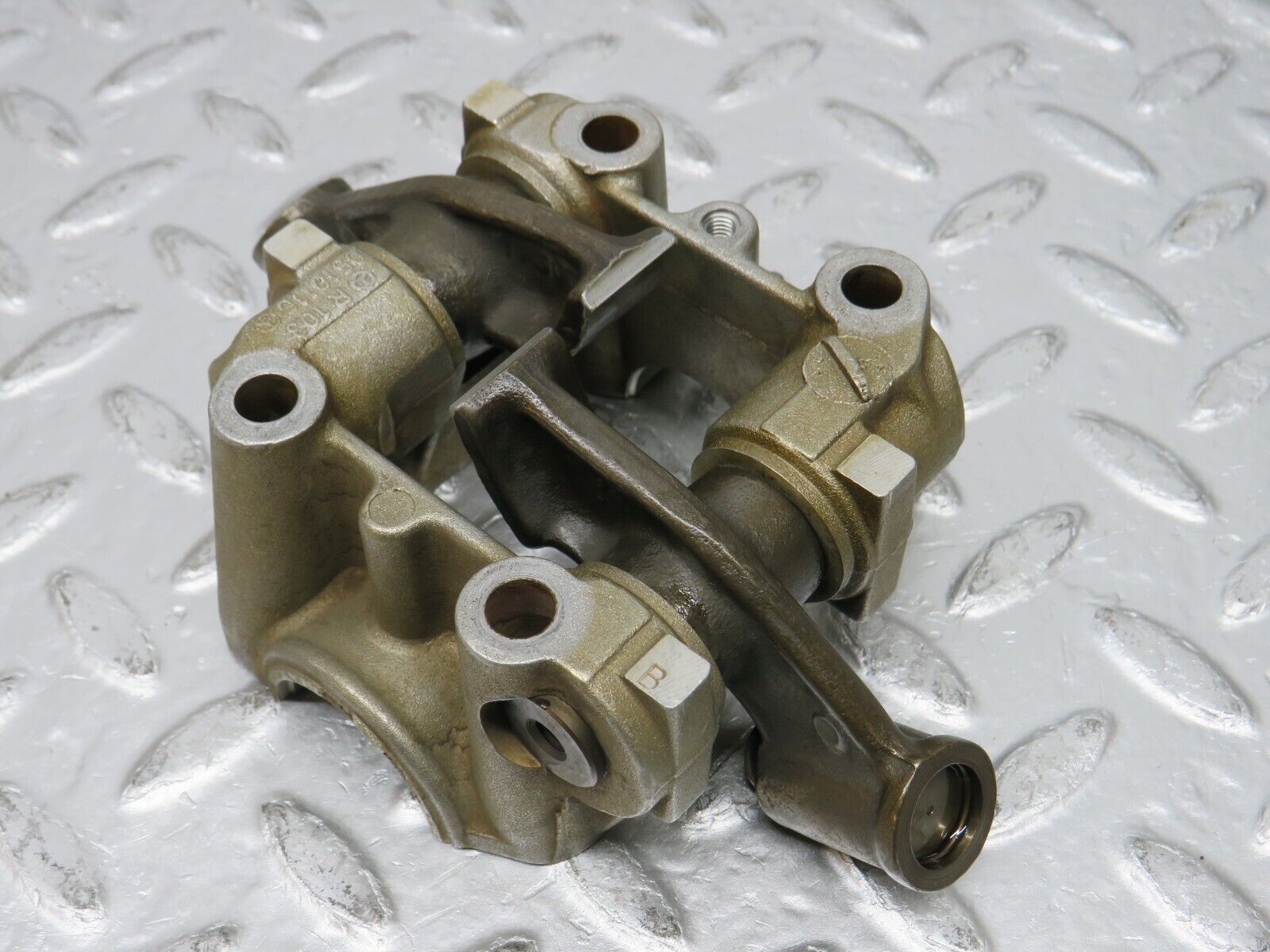 32625 Mercedes-Benz S124 300TE Rocker Arms Camshaft Bearing Block 1030510110