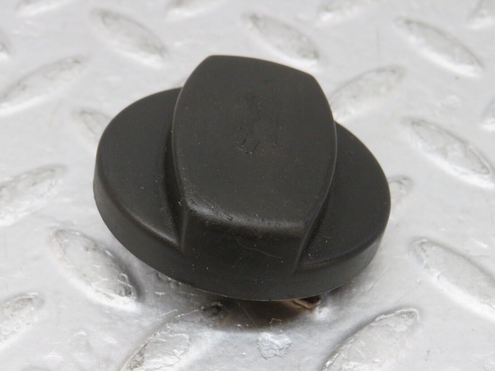 35732 Mercedes-Benz W124 Engine Oil Filler Cap 1110180302