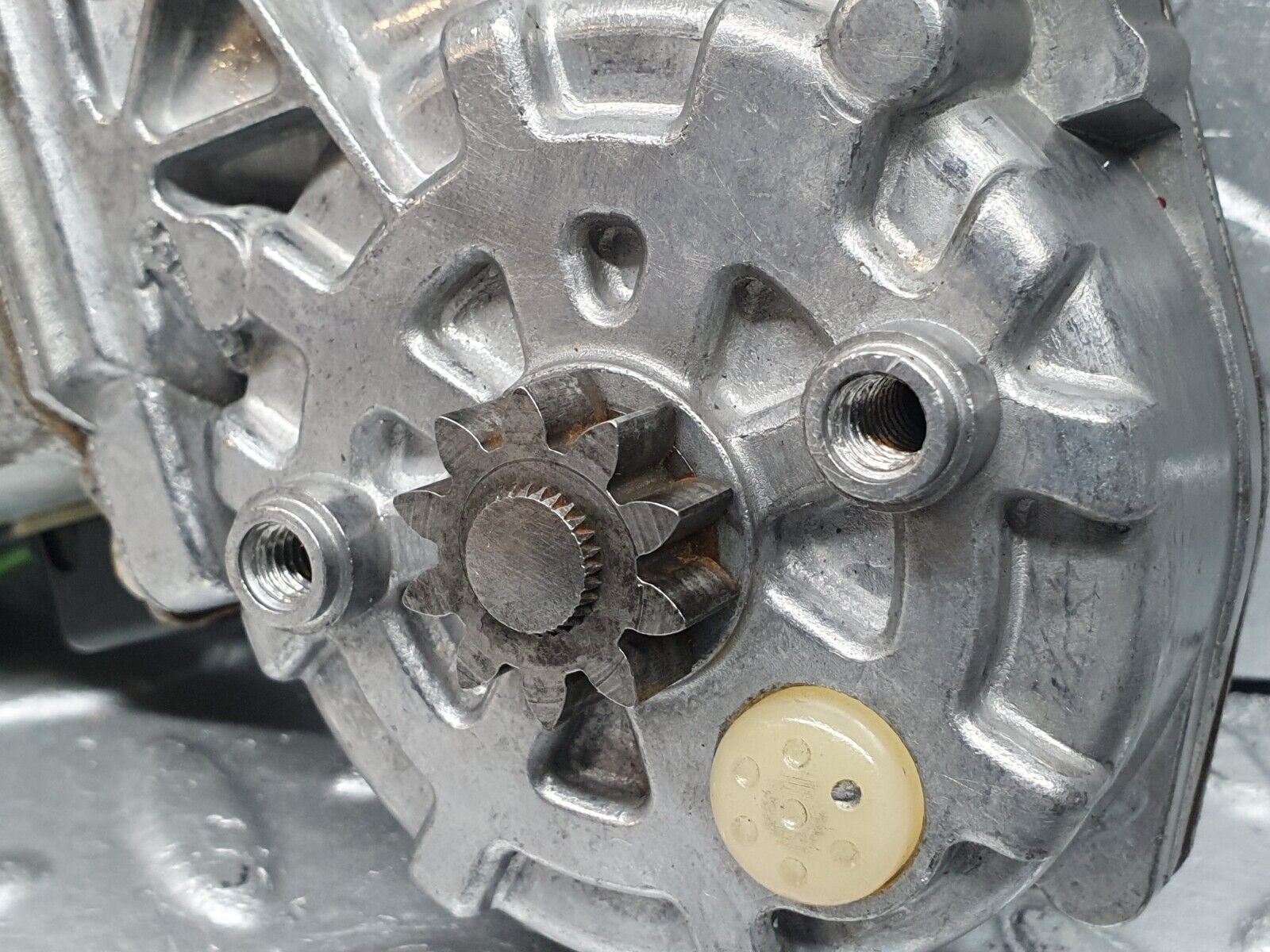 41003 Mercedes-Benz W126 300SE Rear Right Window Regulator Motor Bosch 0130821036