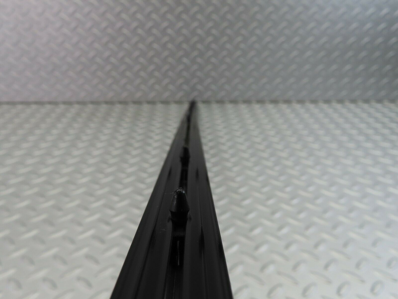 7523 Mercedes-Benz S123 230TE Wagon Centre Fender Wing Chrome Trim Front Left