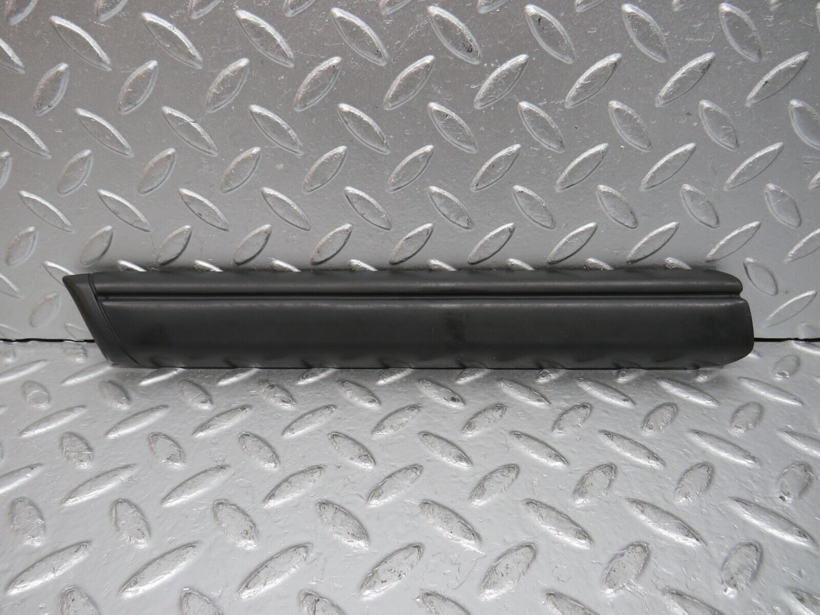 32298 Mercedes-Benz S124 300TE Wagon Front Left Fender Wing Centre Moulding Trim