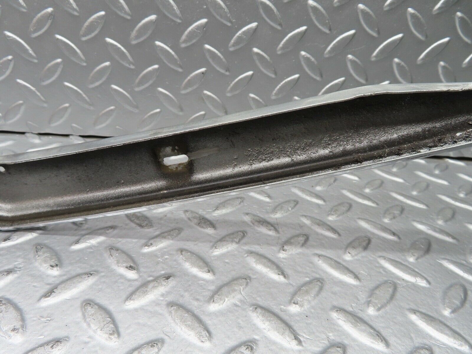 20877 Mercedes-Benz W114 250CE Coupe Bonnet Grill Chrome