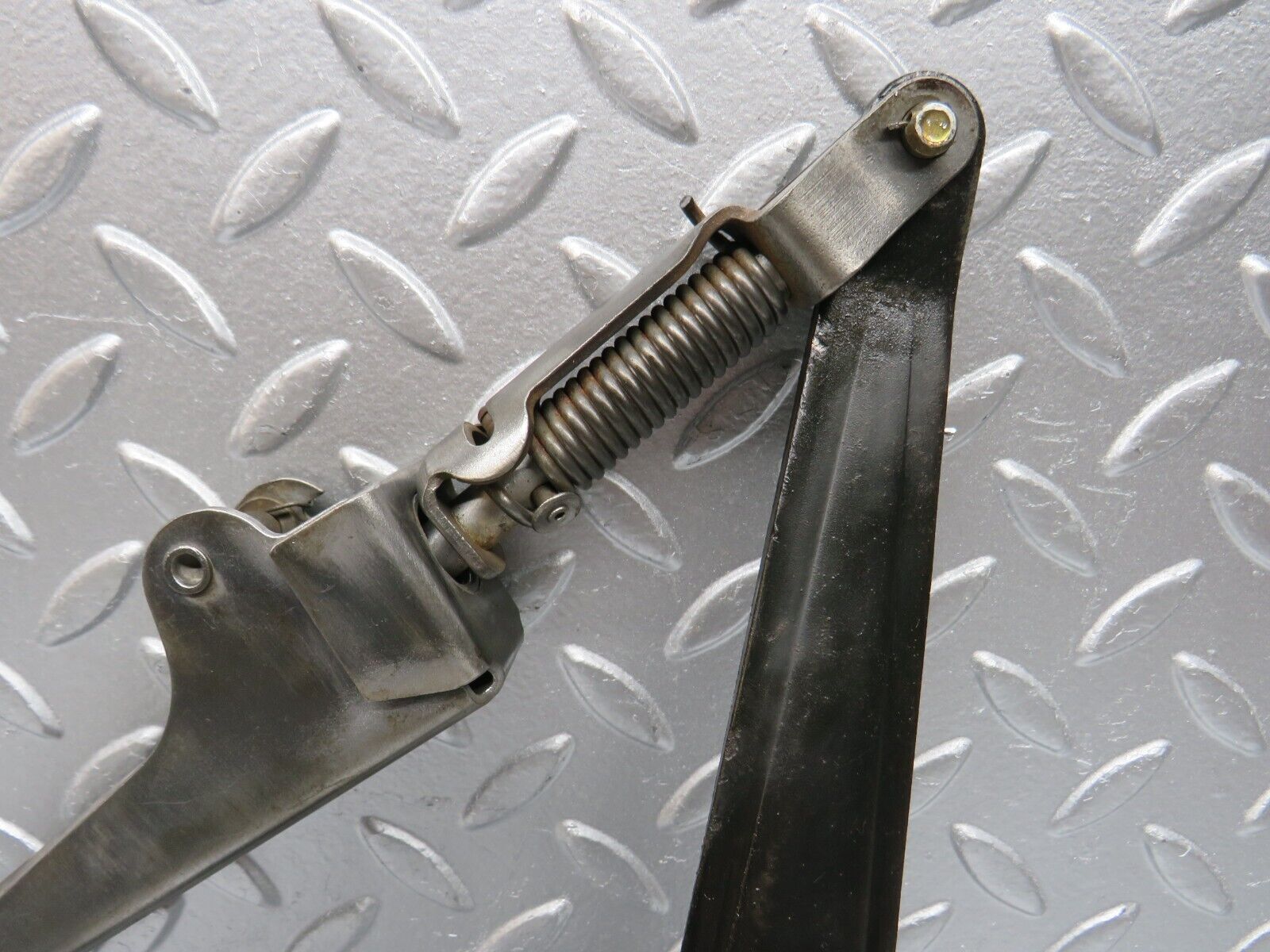 31101 Mercedes-Benz W123 200D Handbrake Regulator