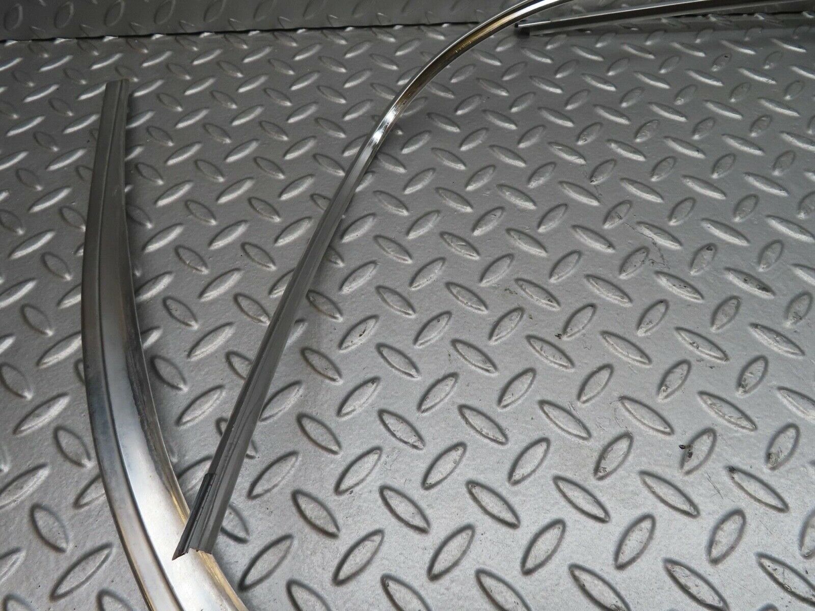 13277 Mercedes-Benz W111 220S Rear Windscreen Chrome Frame