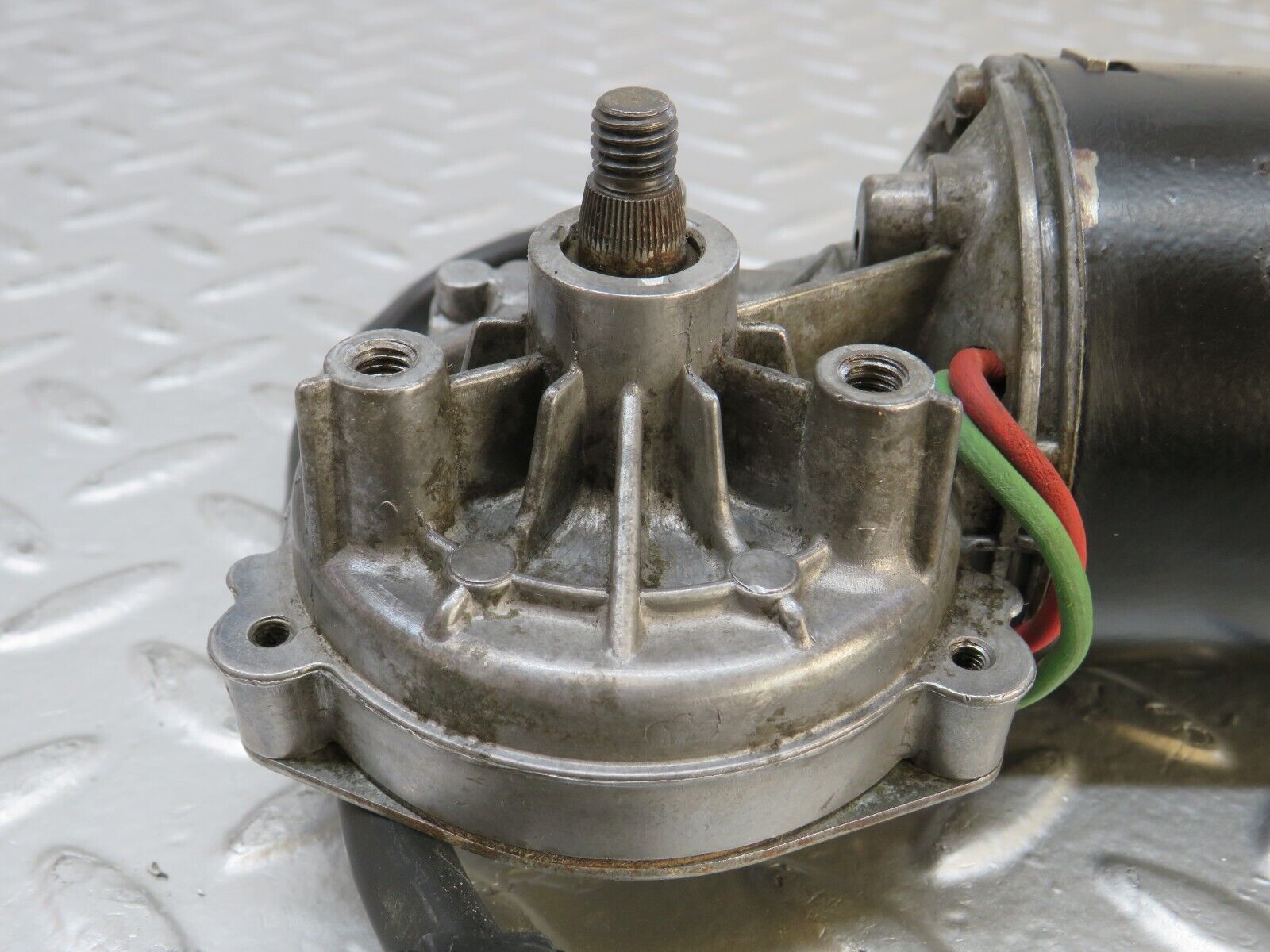 26923 Mercedes-Benz W123 240D Wiper Motor Bosch 0390341077