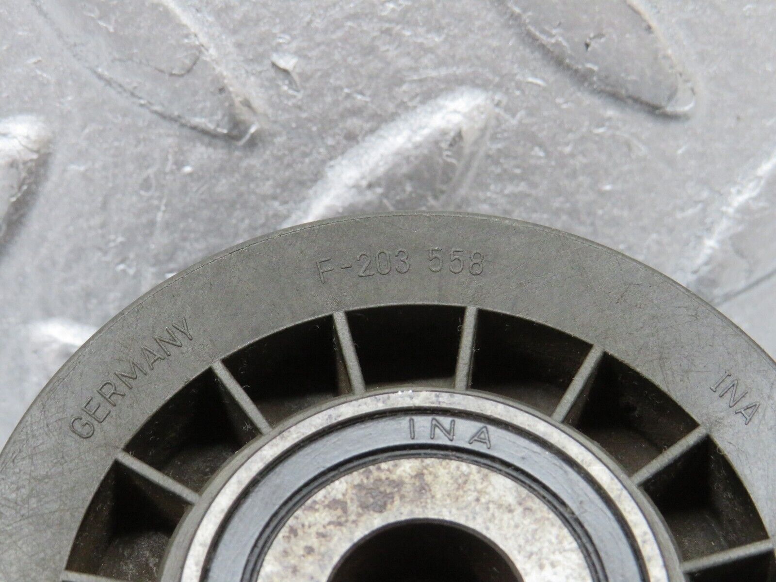 38101 Mercedes-Benz A124 320E Cabriolet Belt Tensioner Pulley 6012001070