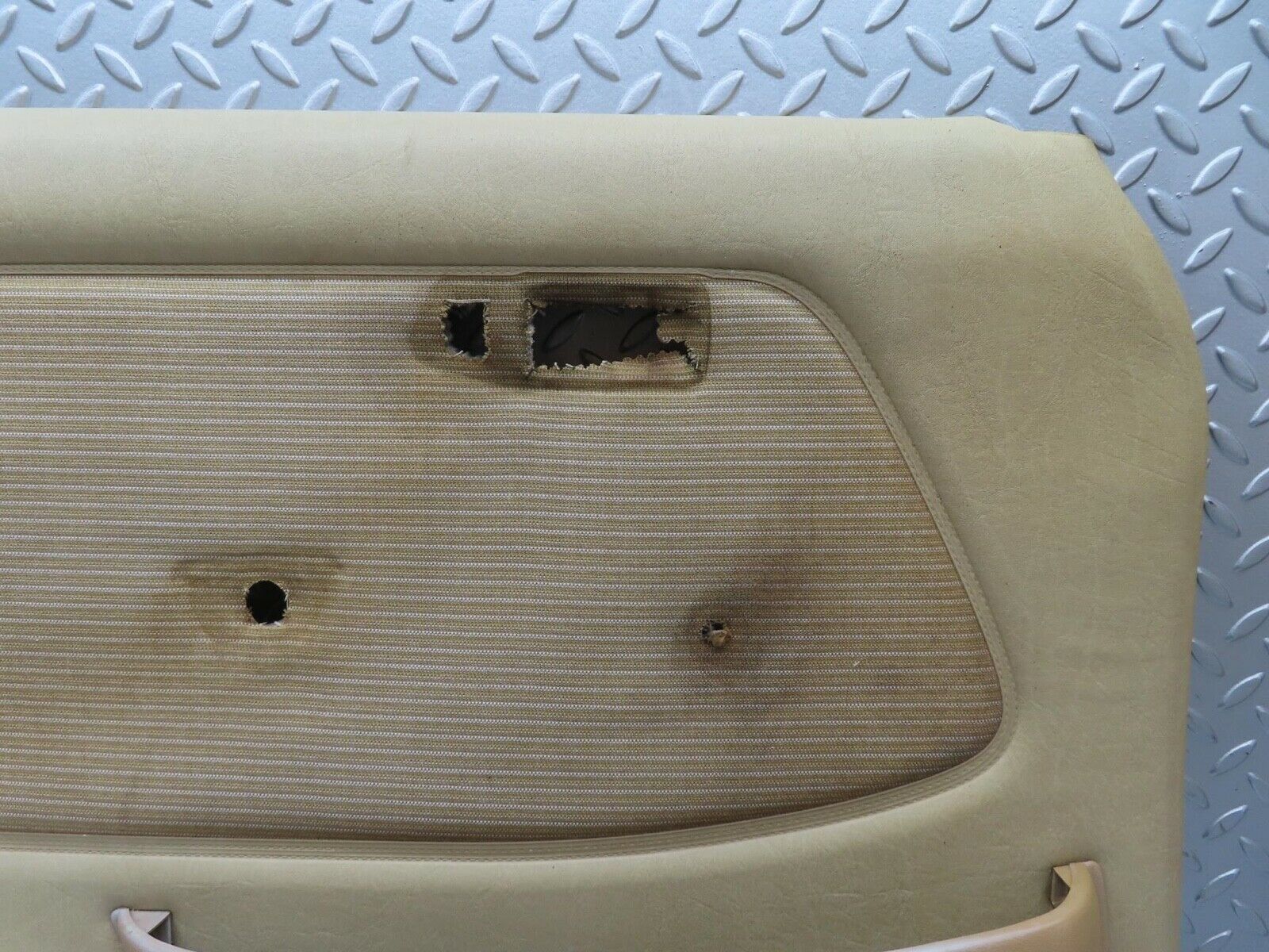 13509 Mercedes-Benz W123 200 Front Left Door Card Cream