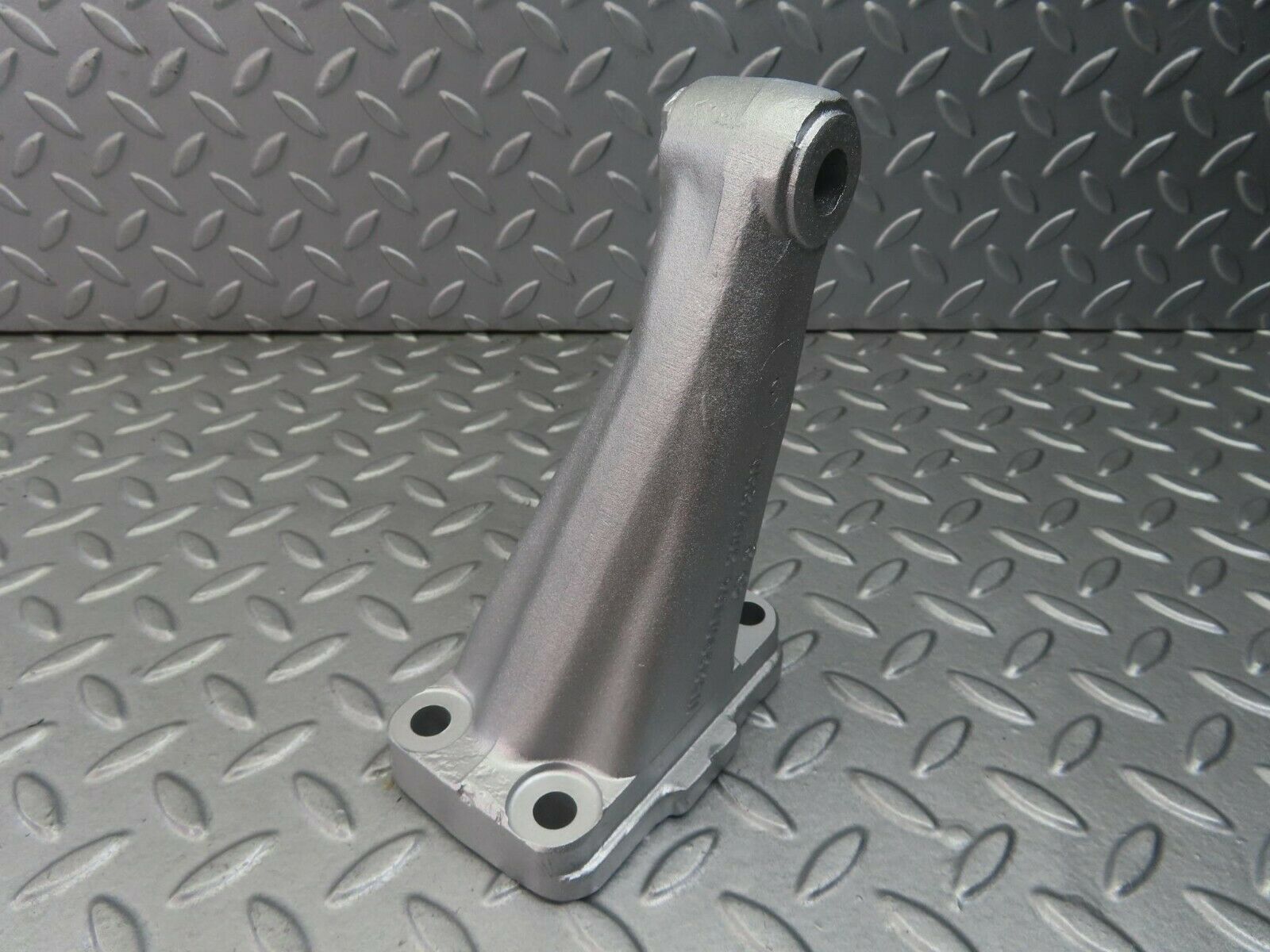 8335 Mercedes-Benz W115 Engine Mount Bracket Right Side 1152230504