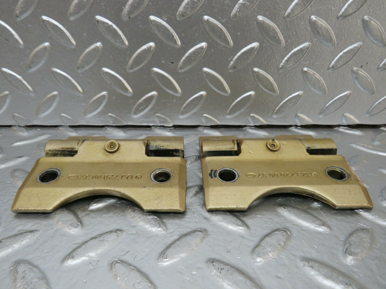23948 Mercedes-Benz W123 280E Door Hinge Pair 1237200037