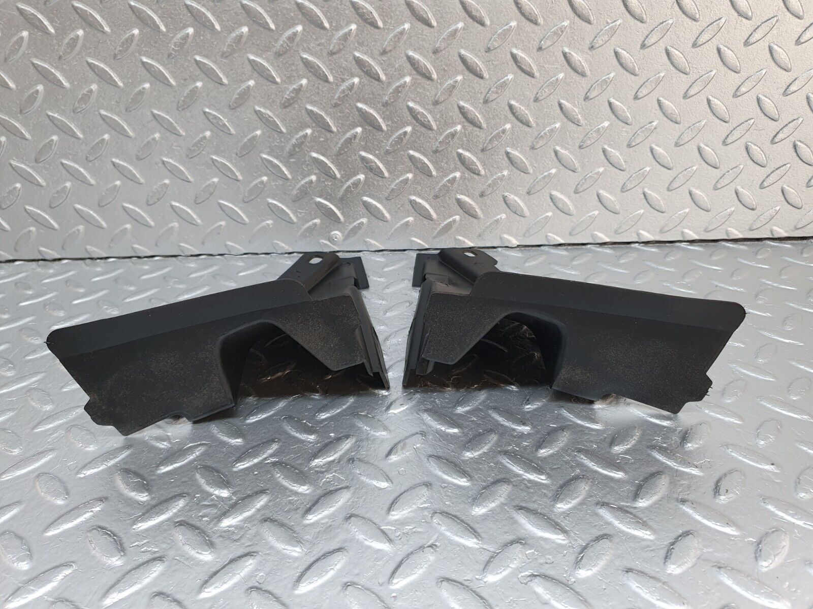 41555 Mercedes-Benz W124 200E Covering Side Member Pair 1246281007 1246280907