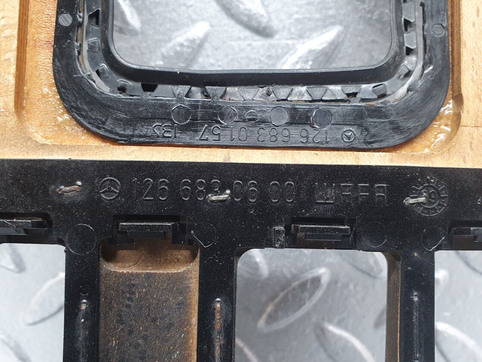 40921 Mercedes-Benz W126 300SE Centre Console Wood Panel 1266830157