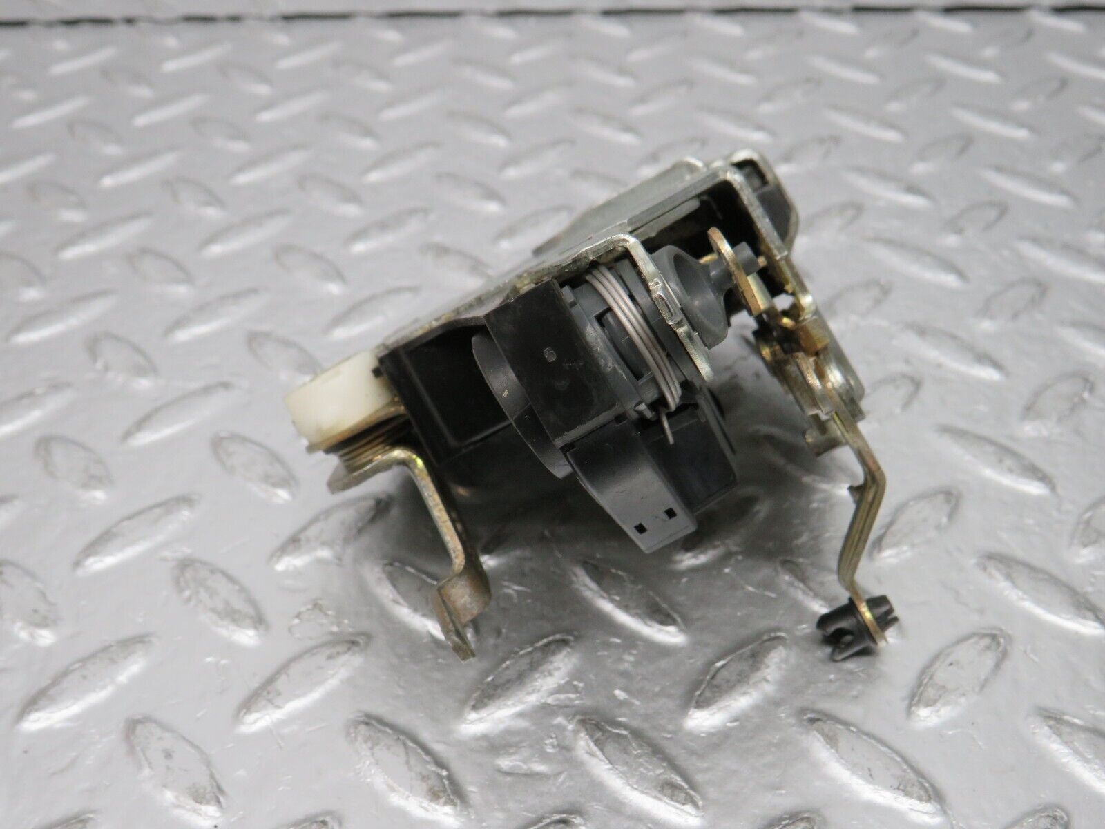 31391 Mercedes-Benz S124 220TE Wagon Front Right Door Lock Mechanism