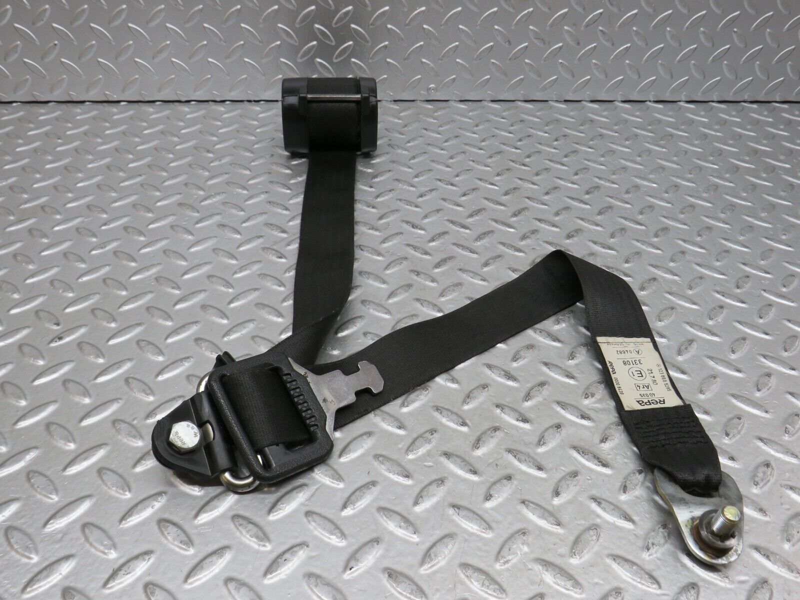 28161 Mercedes-Benz W123 280E Front Right Seat Belt 1238605285