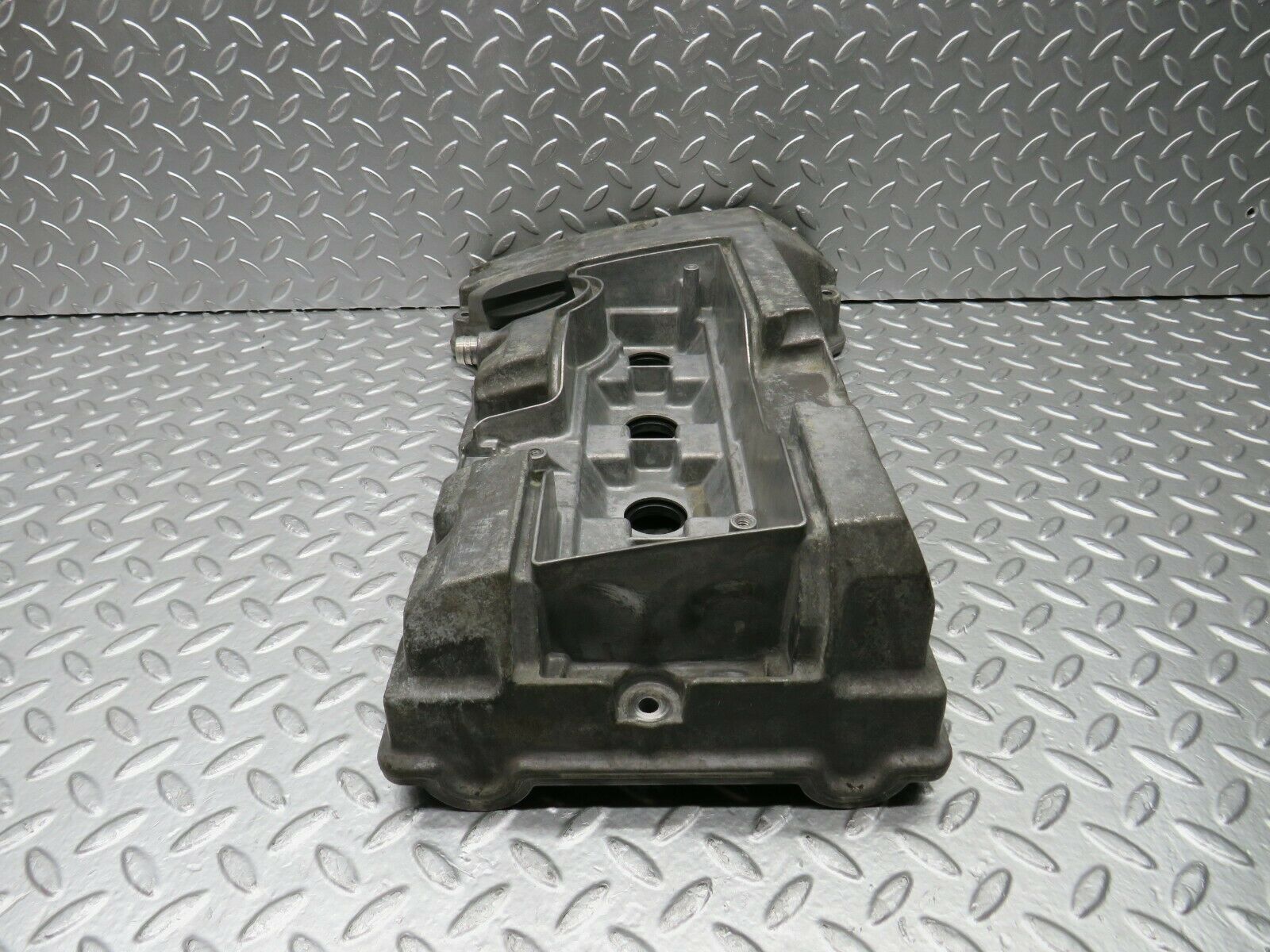 22500 Mercedes-Benz C124 E220 Coupe Cylinder Head Valve Cover 1110100330