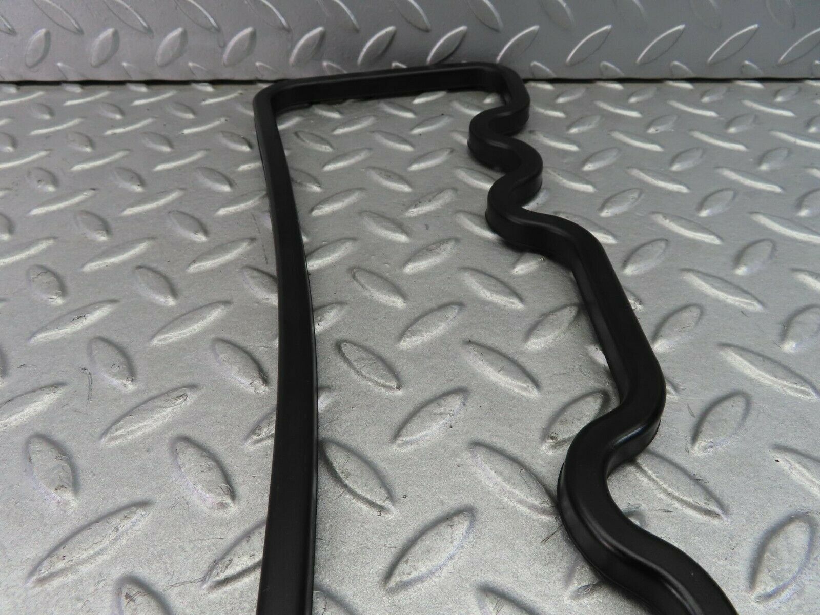 8105 Mercedes-Benz W108 Valve Cover Gasket Seal 1300160221