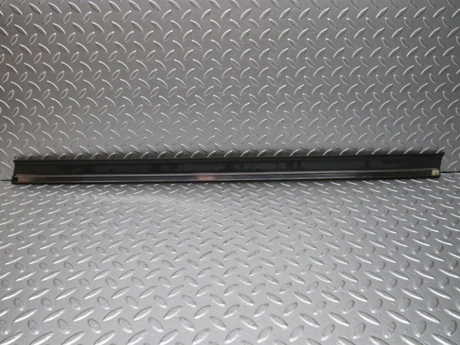 32302 Mercedes-Benz S124 300TE Wagon Front Left Door Centre Moulding Trim