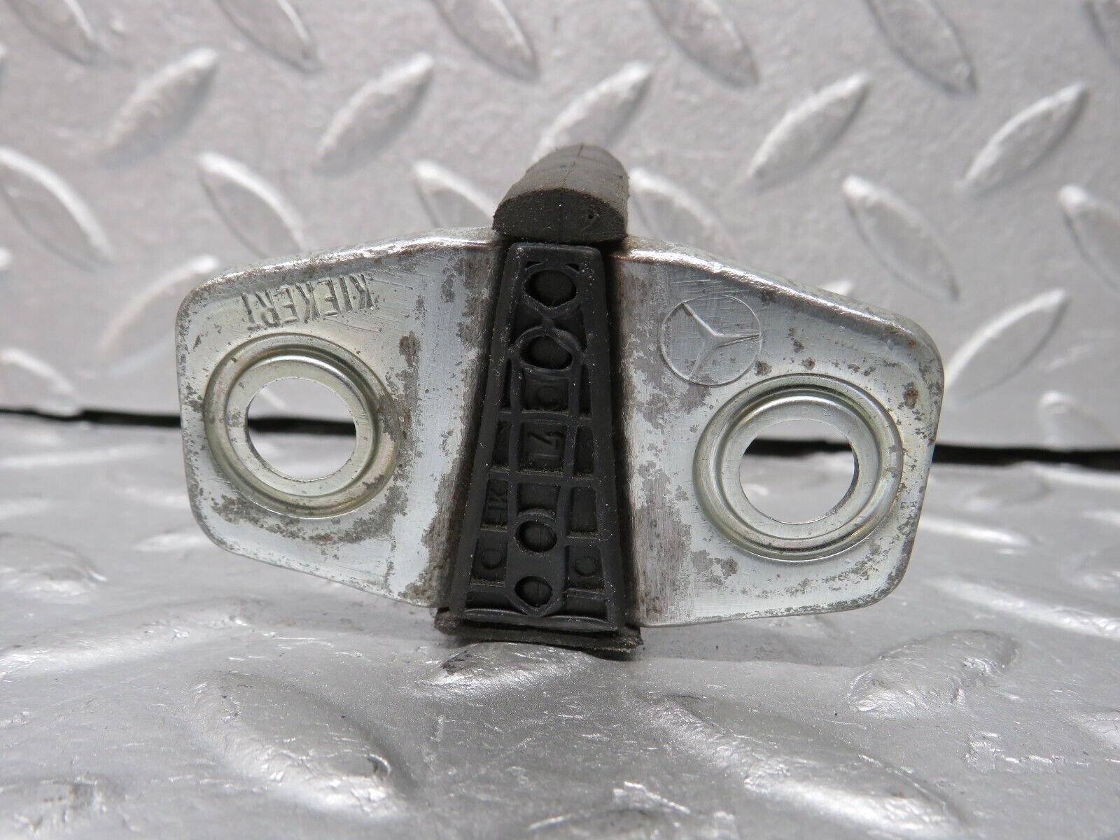 38060 Mercedes-Benz A124 320E Cabriolet Door Lock Latch