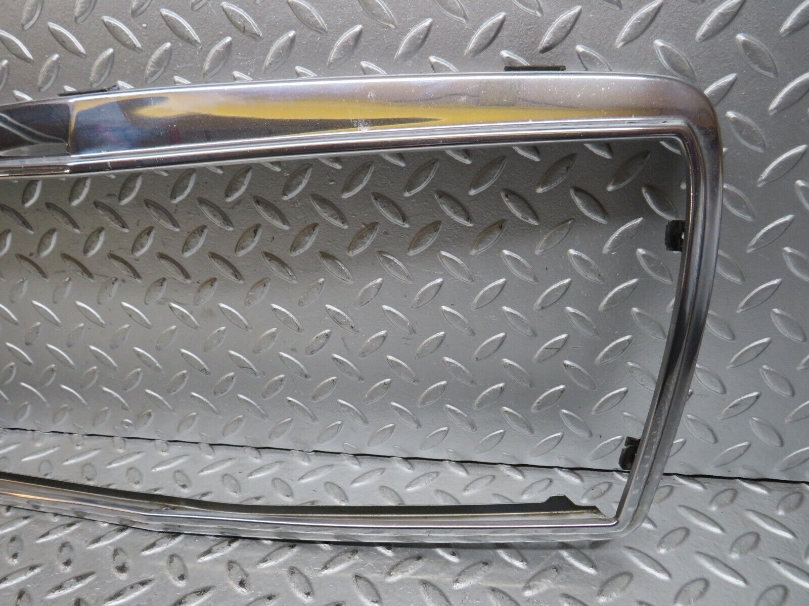 28935 Mercedes-Benz C124 320CE Bonnet Grill Chrome Frame