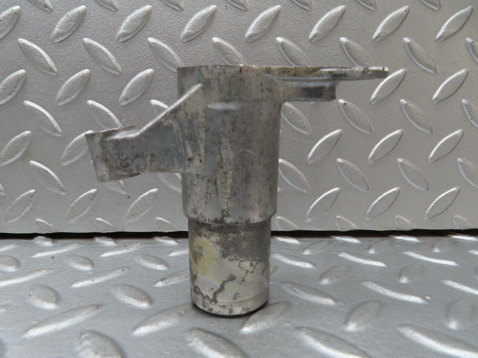 18735 Mercedes-Benz W120 W121 Ponton Ignition Distributor Mount 1211580315