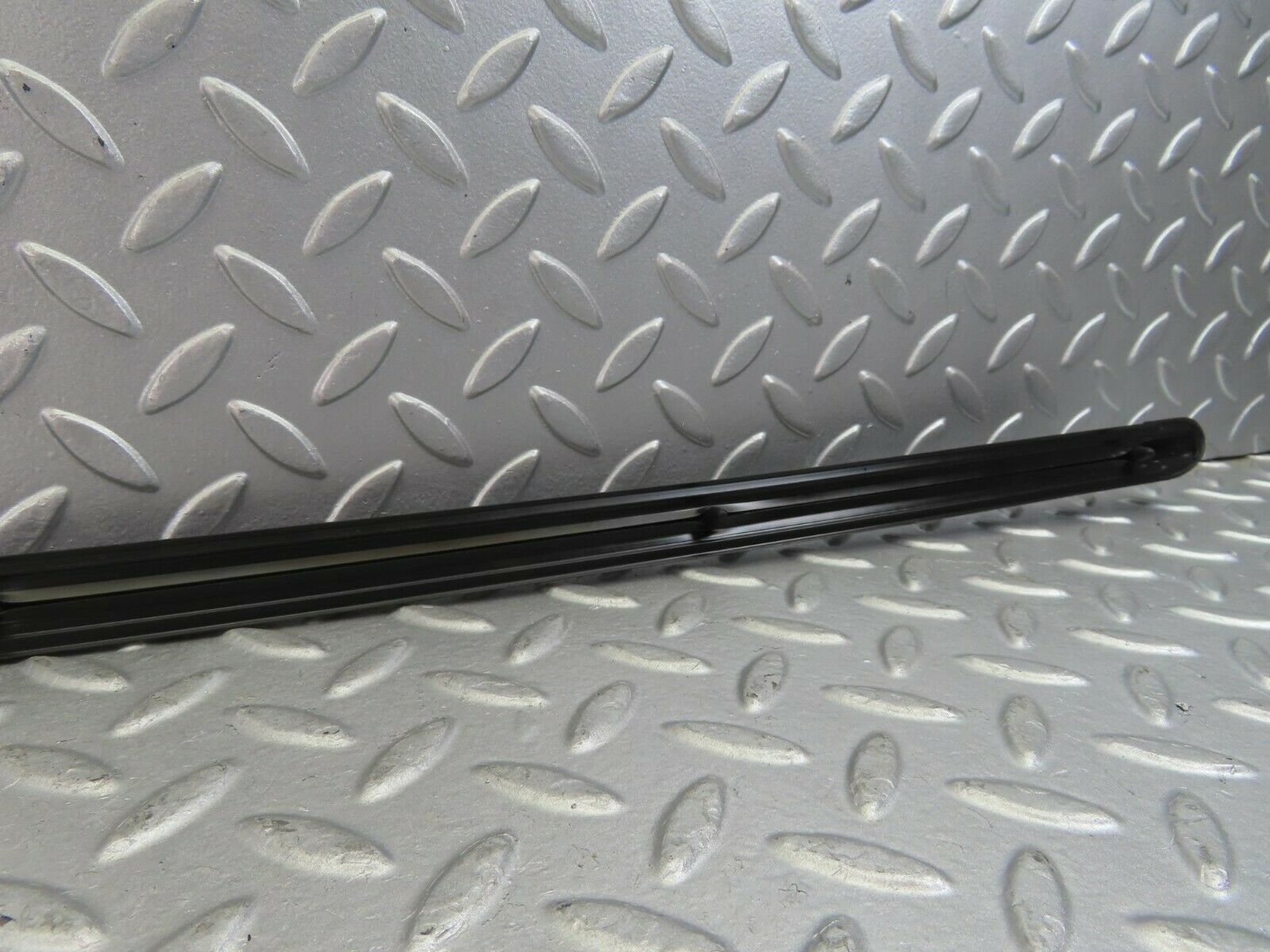 10272 Mercedes-Benz W123 Front Right Fender Wing Centre Moulding Trim