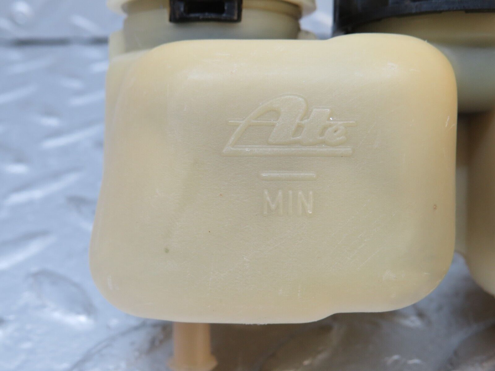 37533 Mercedes-Benz W109 300SEL Brake Fluid Reservoir Tank ATE