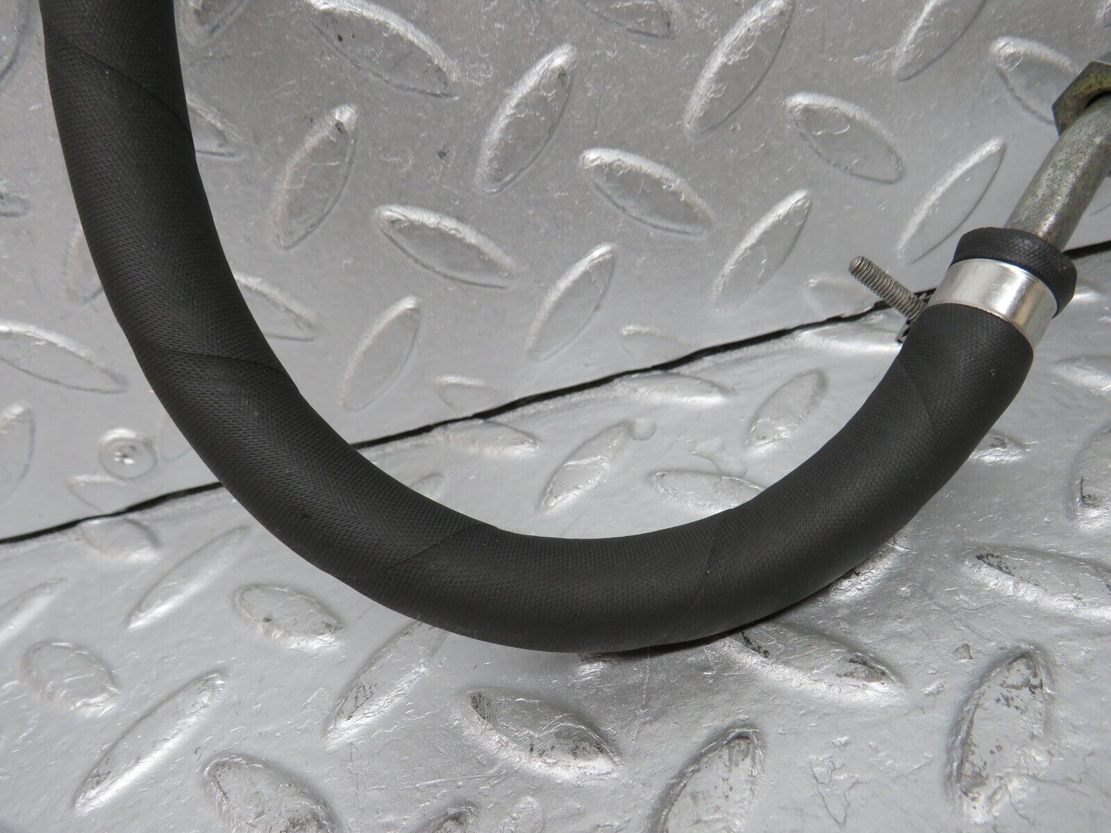 38185 Mercedes-Benz A124 320E Cabriolet Oil Cooler Hose Pipe