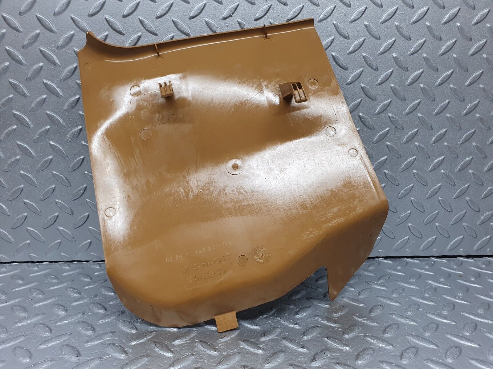 41385 Mercedes-Benz W124 200E Front Right Kick Panel Palomino 1246800306