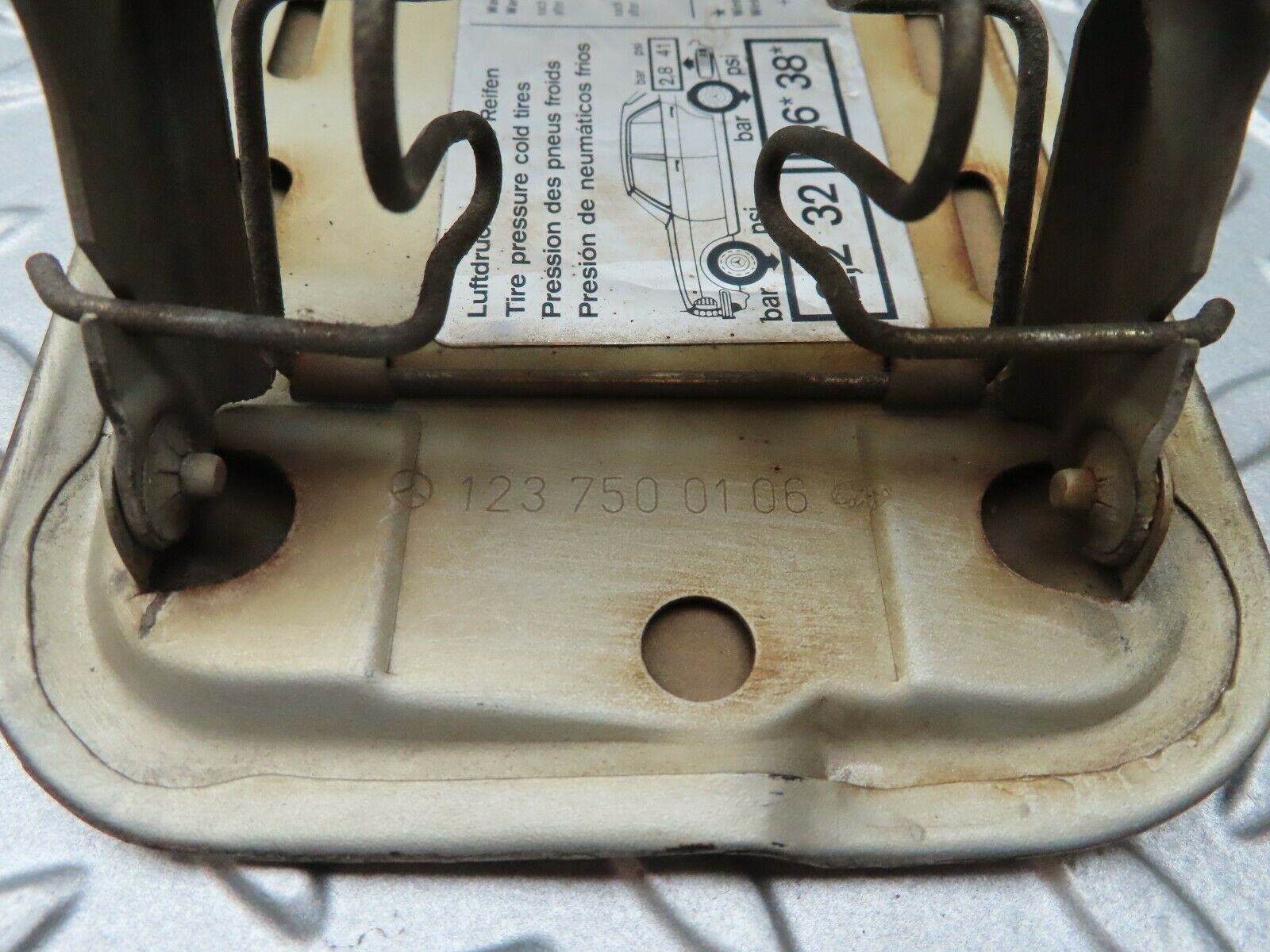 4076 Mercedes-Benz V123 240D LWB Fuel Tank Flap Cap 1235841739