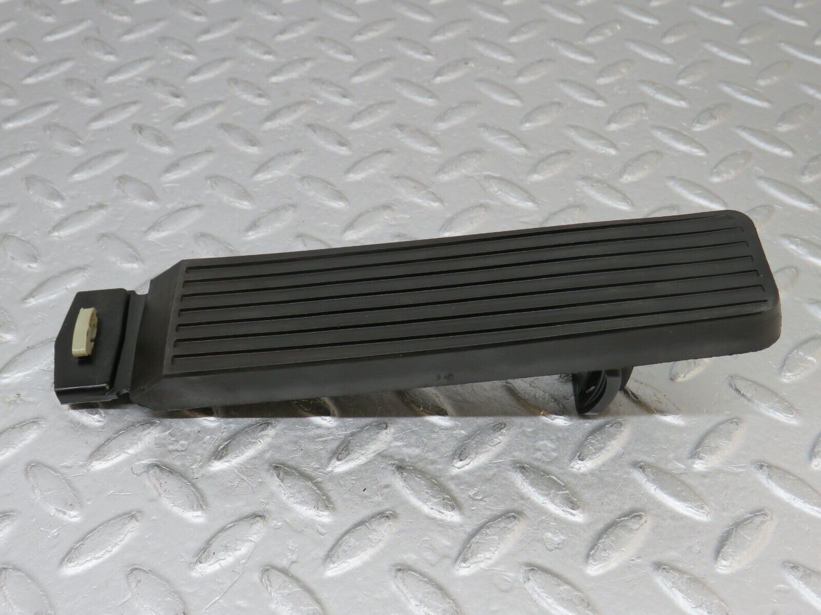 36568 Mercedes-Benz W201 190E 2.0L Accelerator Pedal & Rubber 1263000504 1233010082