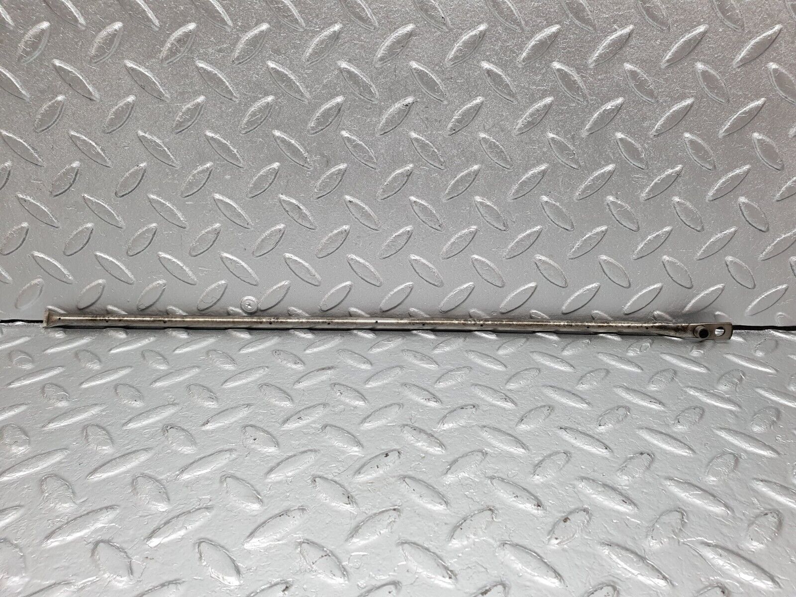 40875 Mercedes-Benz W123 240D Camshaft Oil Tube