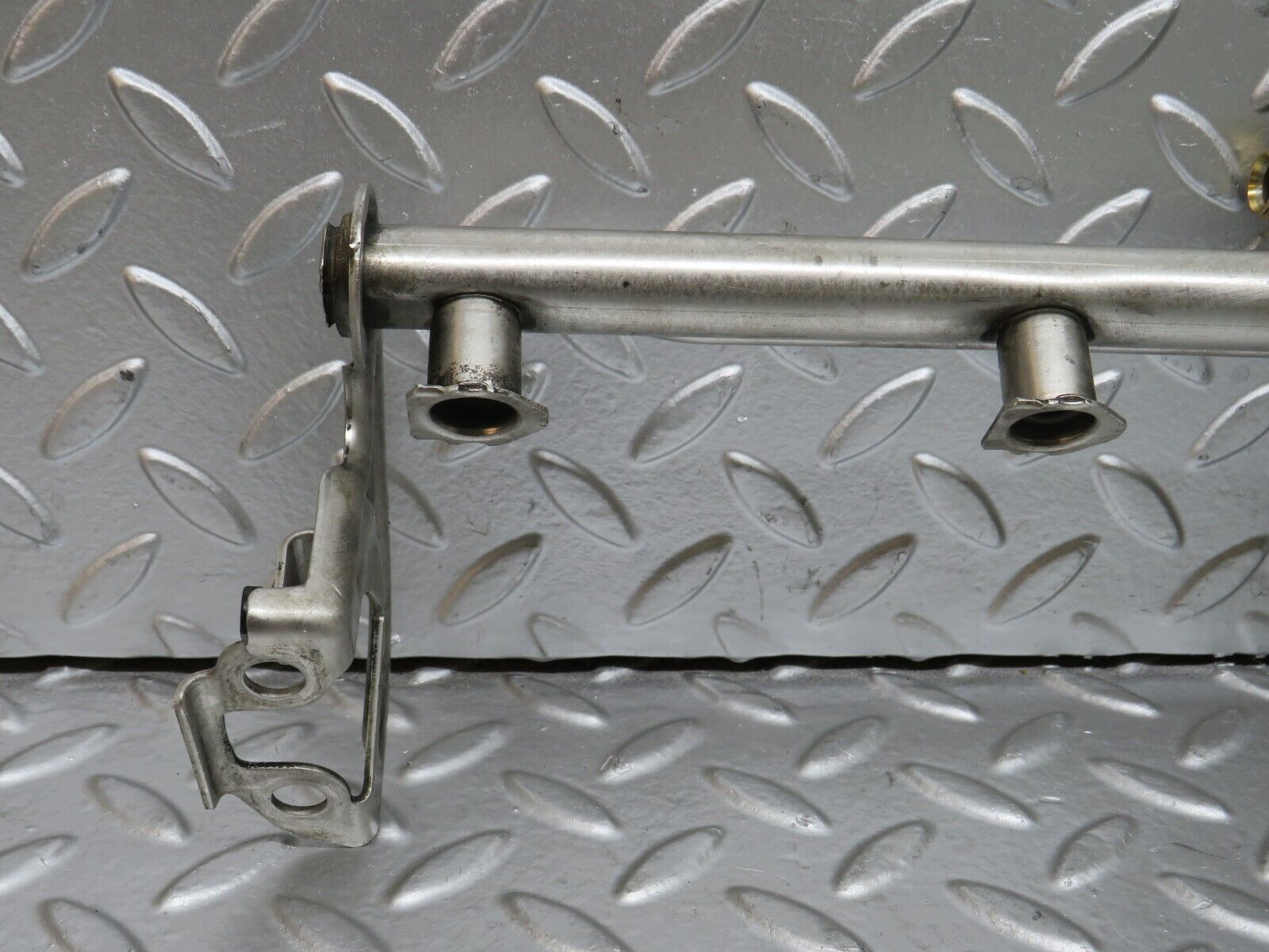 29010 Mercedes-Benz C124 320CE Fuel Injector Rail With Fuel Pressure Regulator