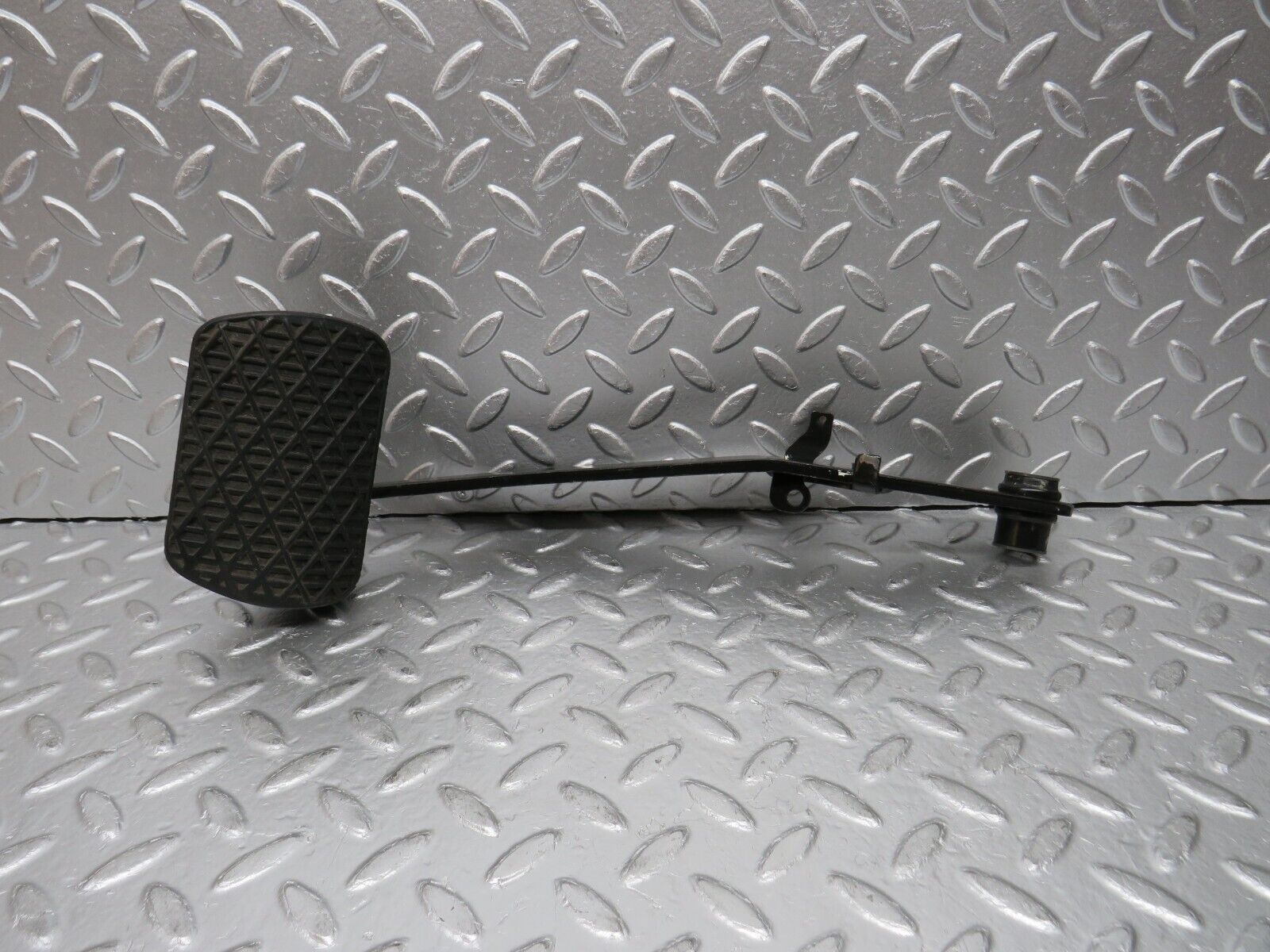 30368 Mercedes-Benz W124 230E Brake Pedal 1232910082