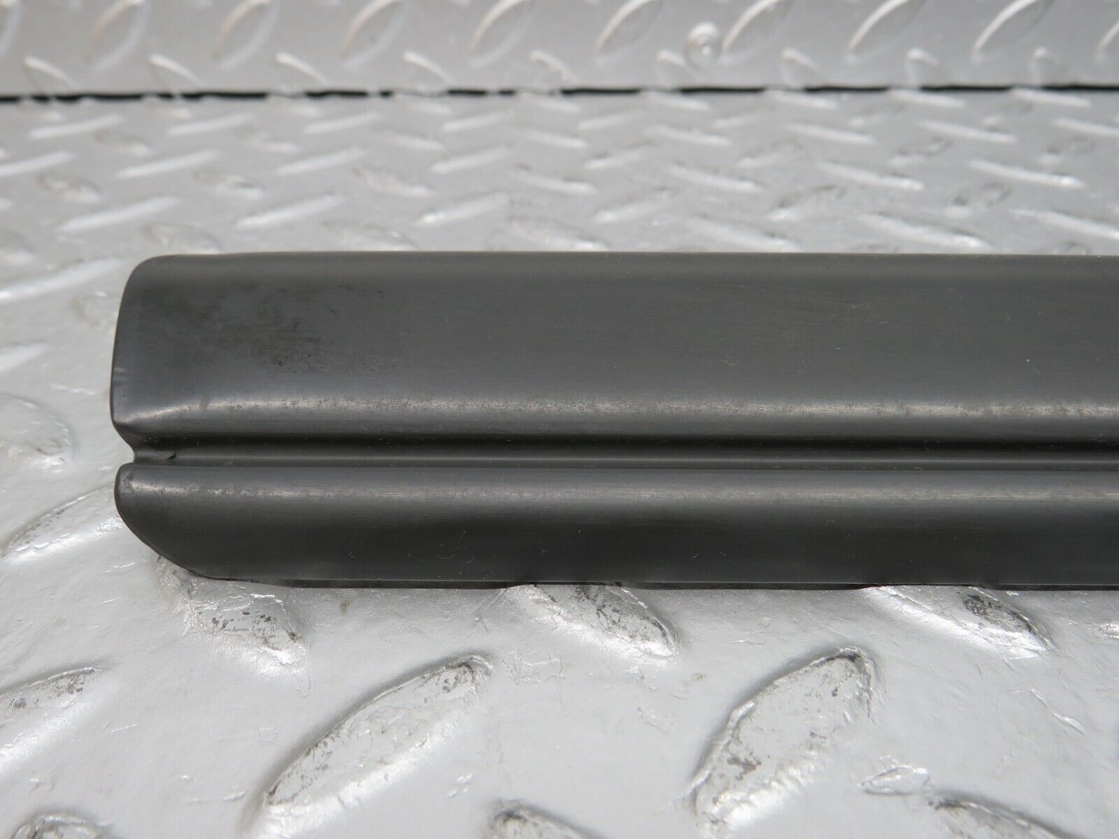 32298 Mercedes-Benz S124 300TE Wagon Front Left Fender Wing Centre Moulding Trim