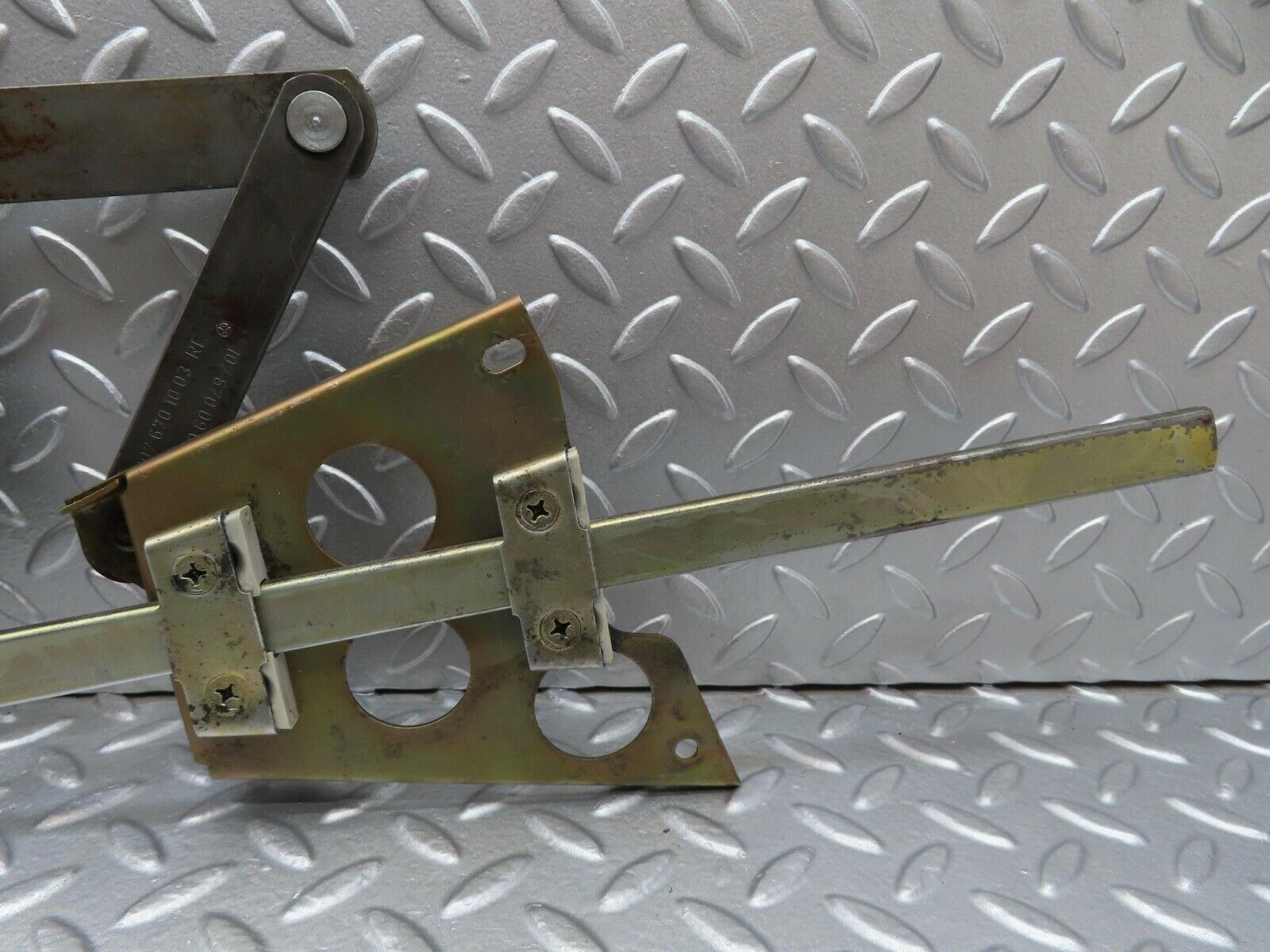 14002 Mercedes-Benz C107 280SLC Rear Right Power Window Regulator 1076701003