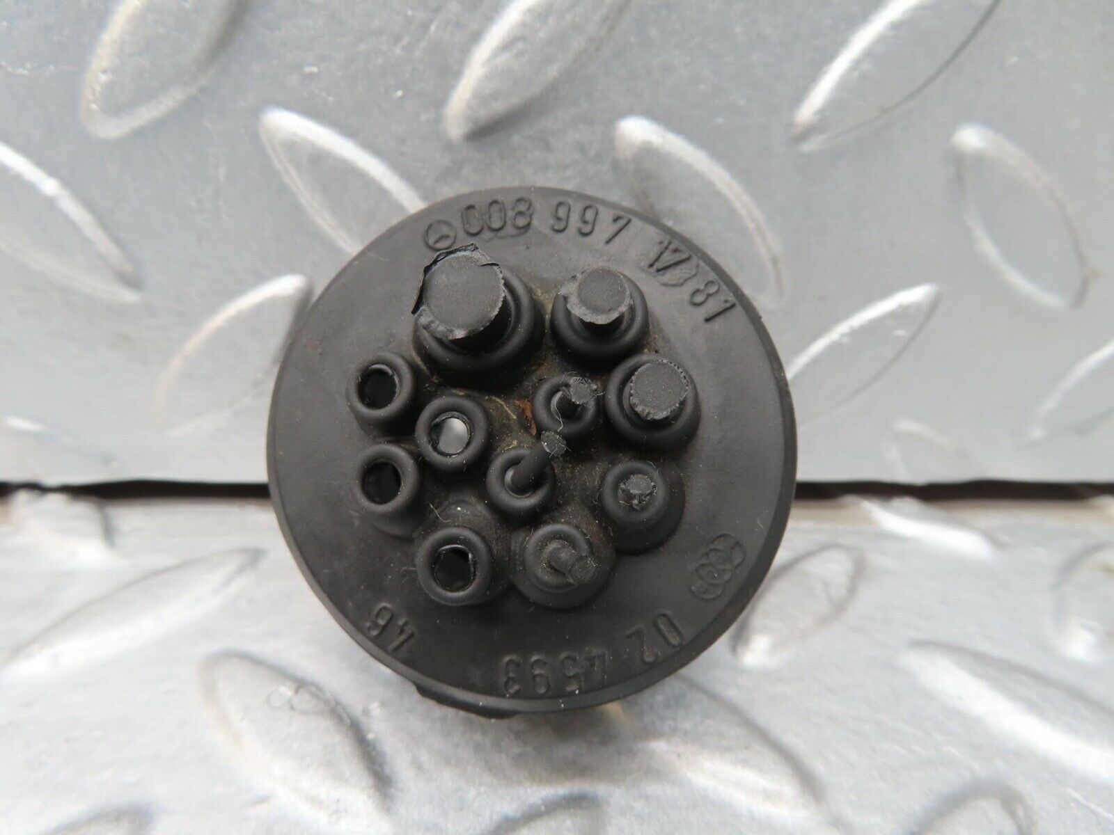 16477 Mercedes-Benz W124 260E Firewall Rubber Grommet 0089971781