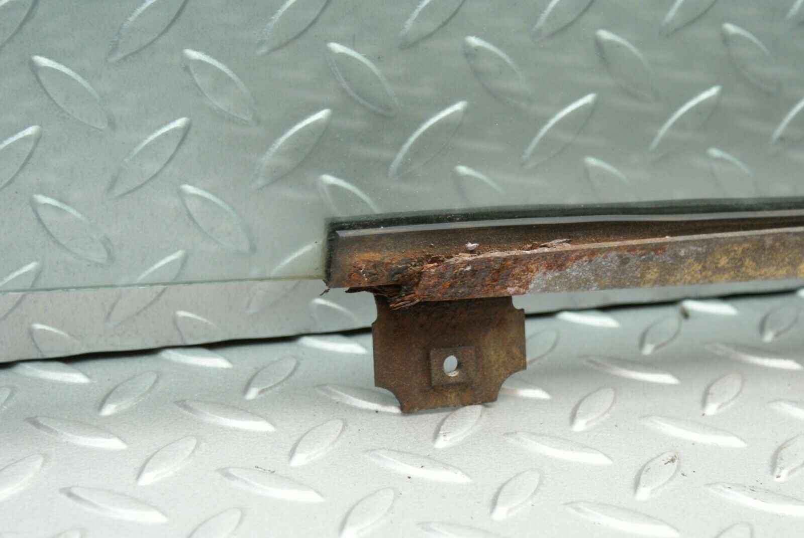 2561 Mercedes-Benz W116 350SE Front Left Door Glass