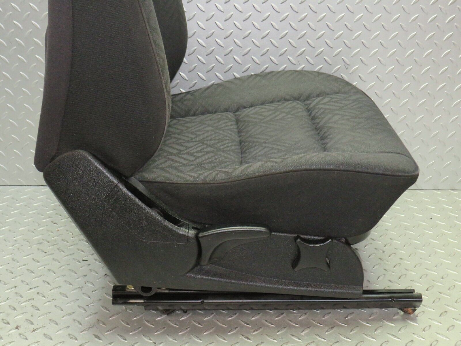 33349 Mercedes-Benz W202 C180 Front Right Driver Seat 2029101450