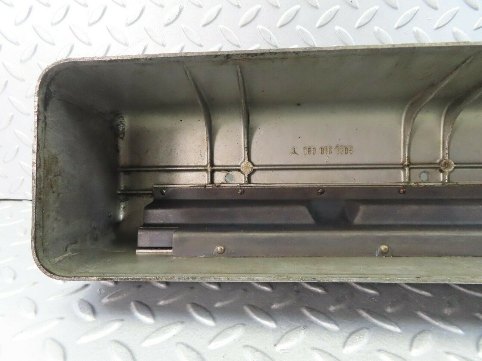 8547 Mercedes-Benz W108 Cylinder Head Valve Cover 1800161305